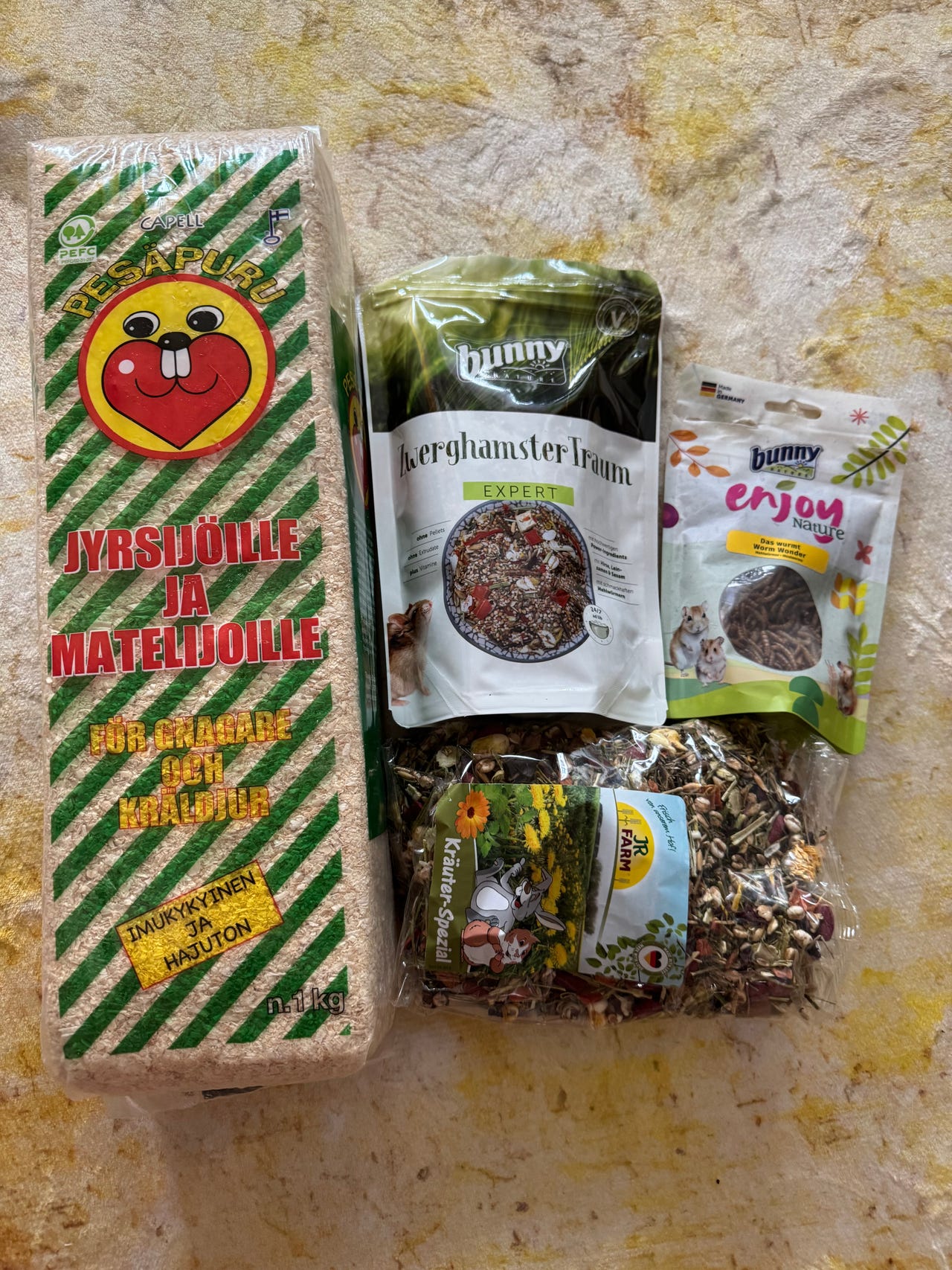 Hamsterin ruokaa ja puruja.