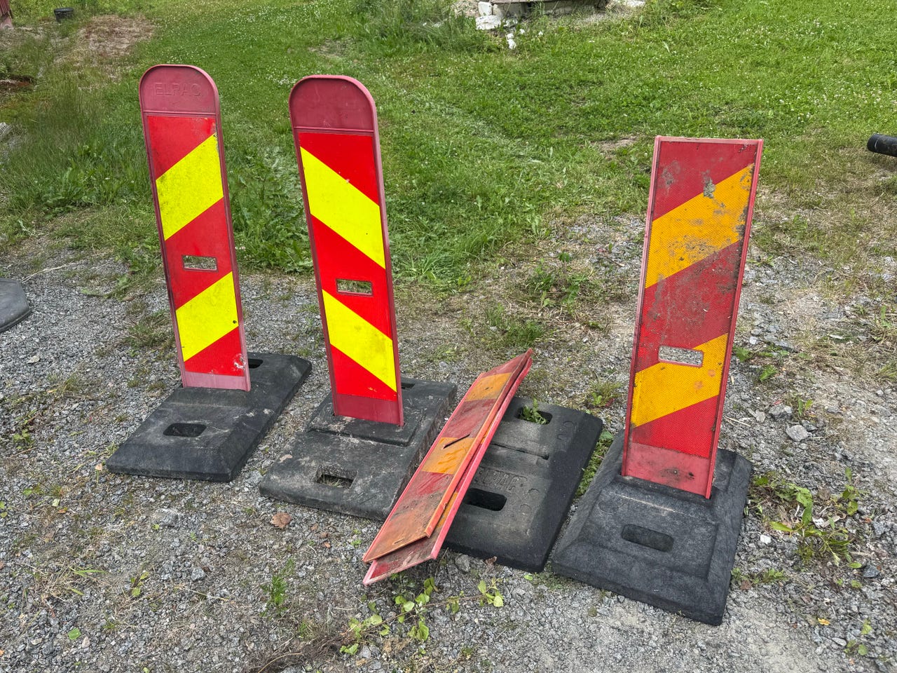 Liikenne- ja työmaamerkit jalustoilla