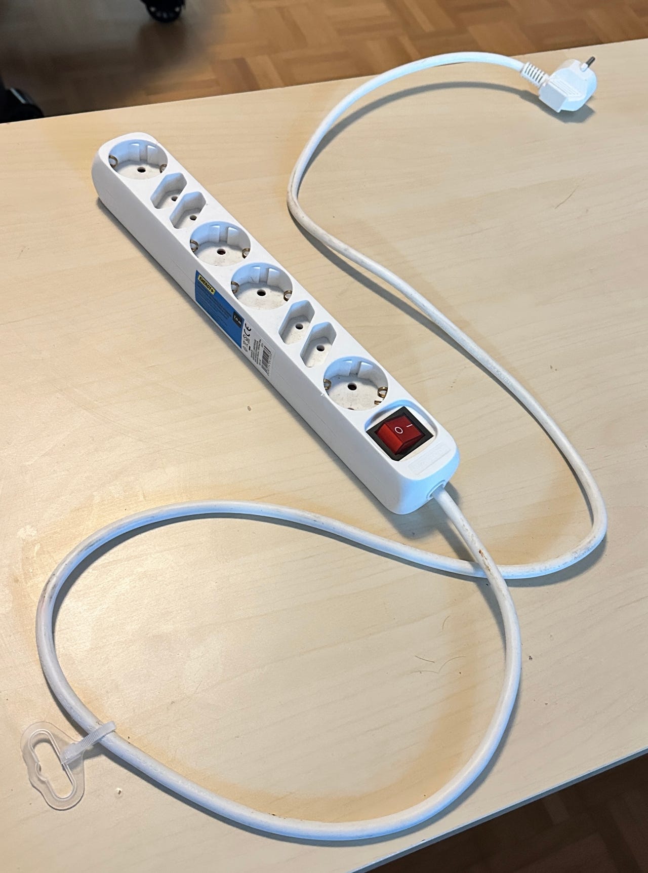 Valkoinen jatkojohto ja pistorasiakuutio USB-liittimillä