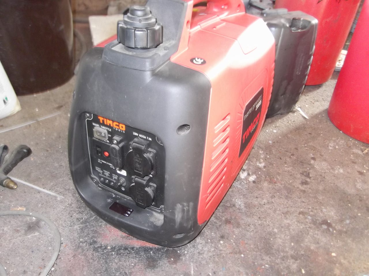 Timco 2000i inverter-aggregaatti punainen