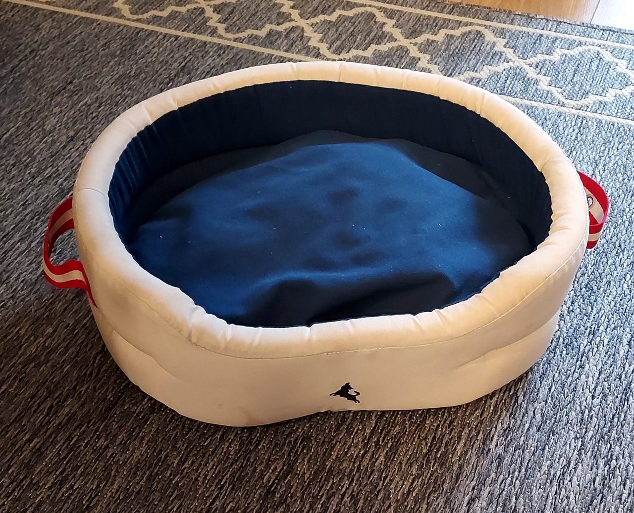 Valkoinen koiranpeti sinisellä sisuksella