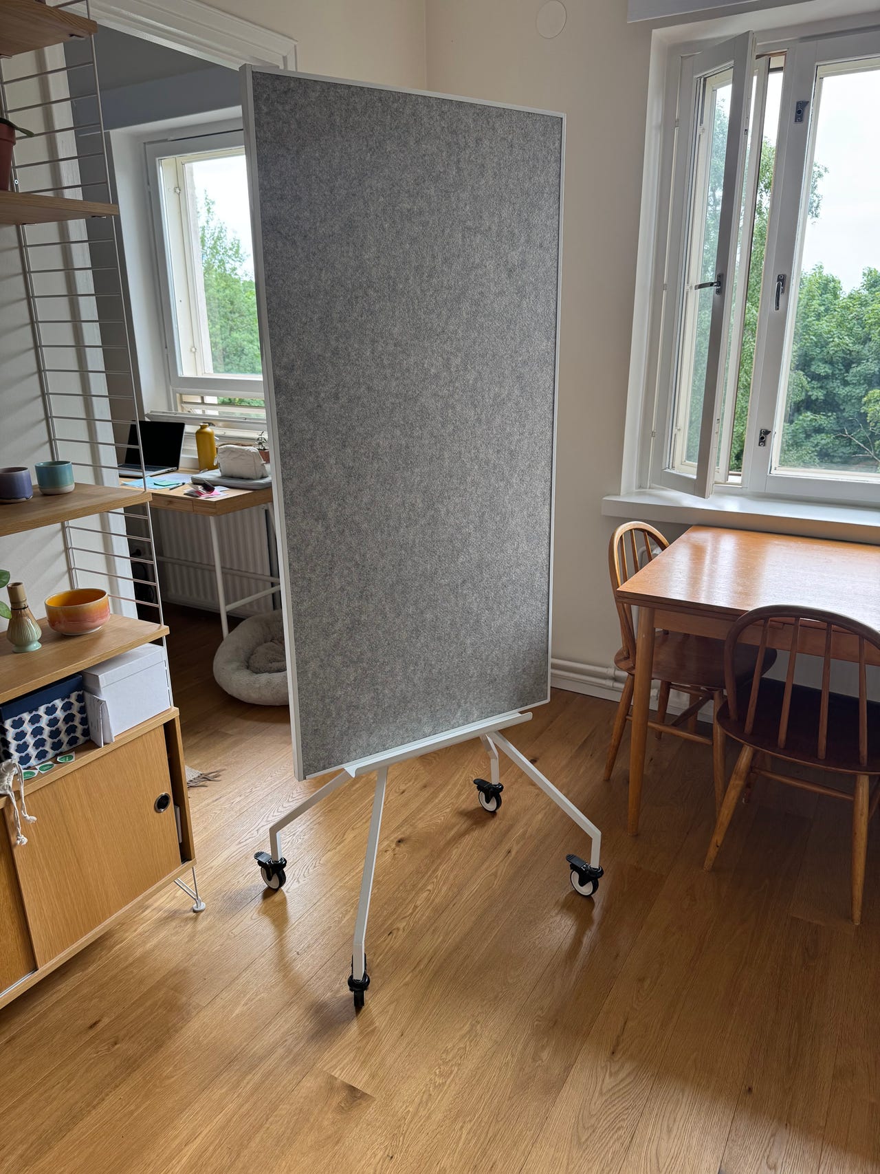 Valkotaulu/ilmoitustaulu rullajaloilla
