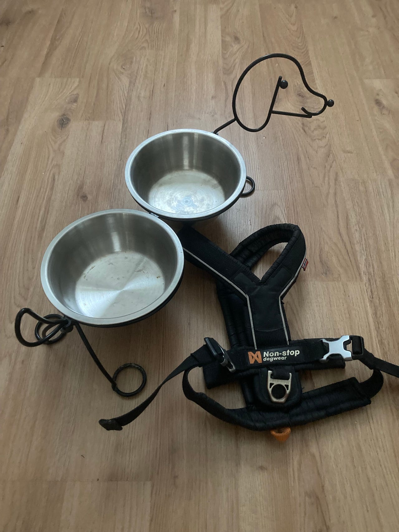 Säädettävät valjaat ja 2 teräskuppia koiralle
