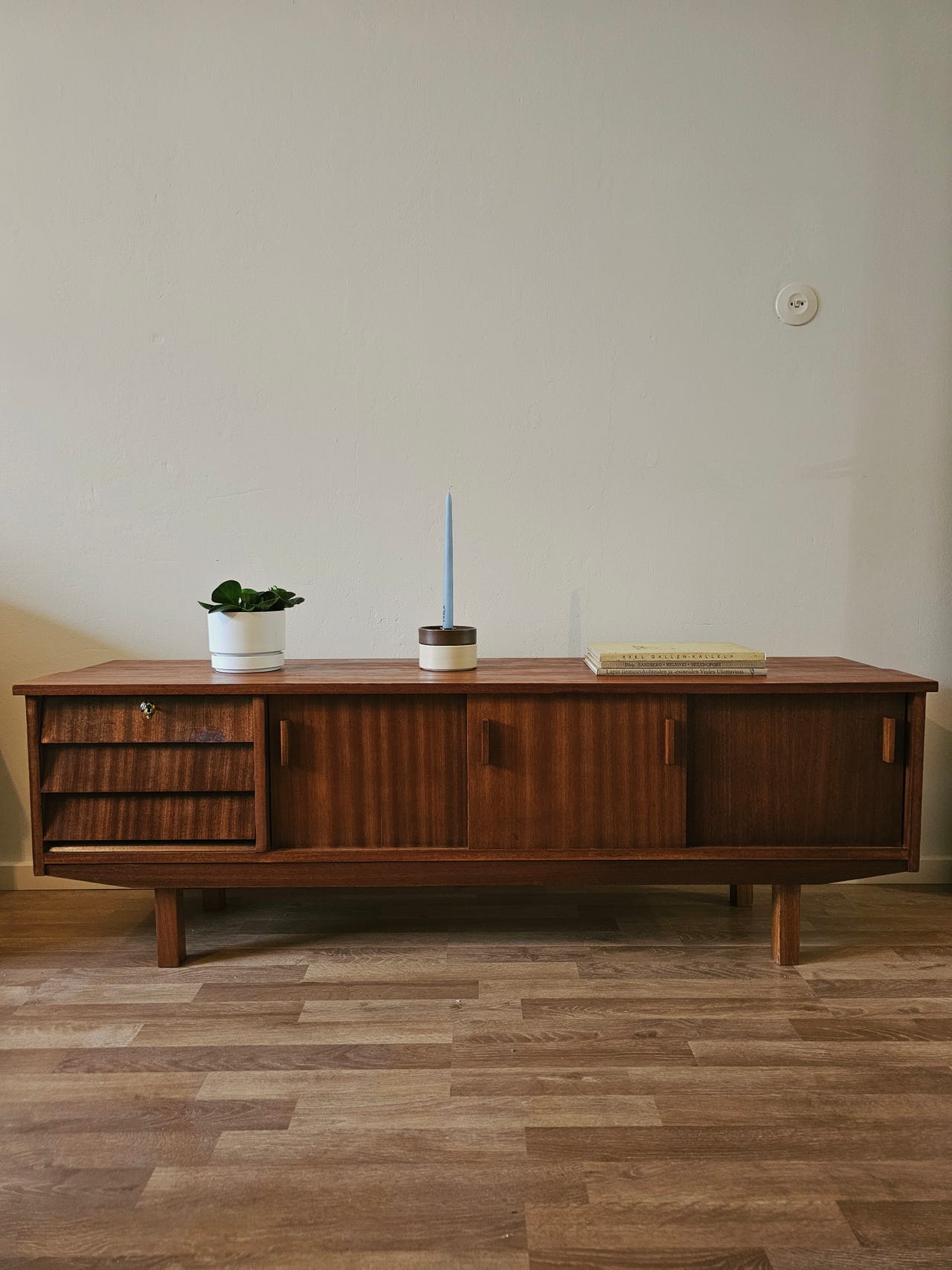 Leveä ja matala vintage teak senkki