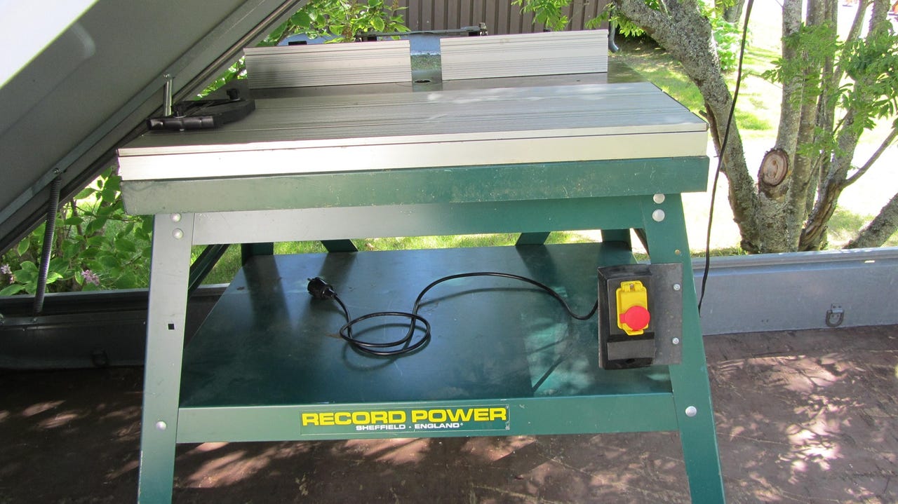 Record Power jyrsinpöytä ja Bosch GOF 1300 CE jyrsin teräsarjalla