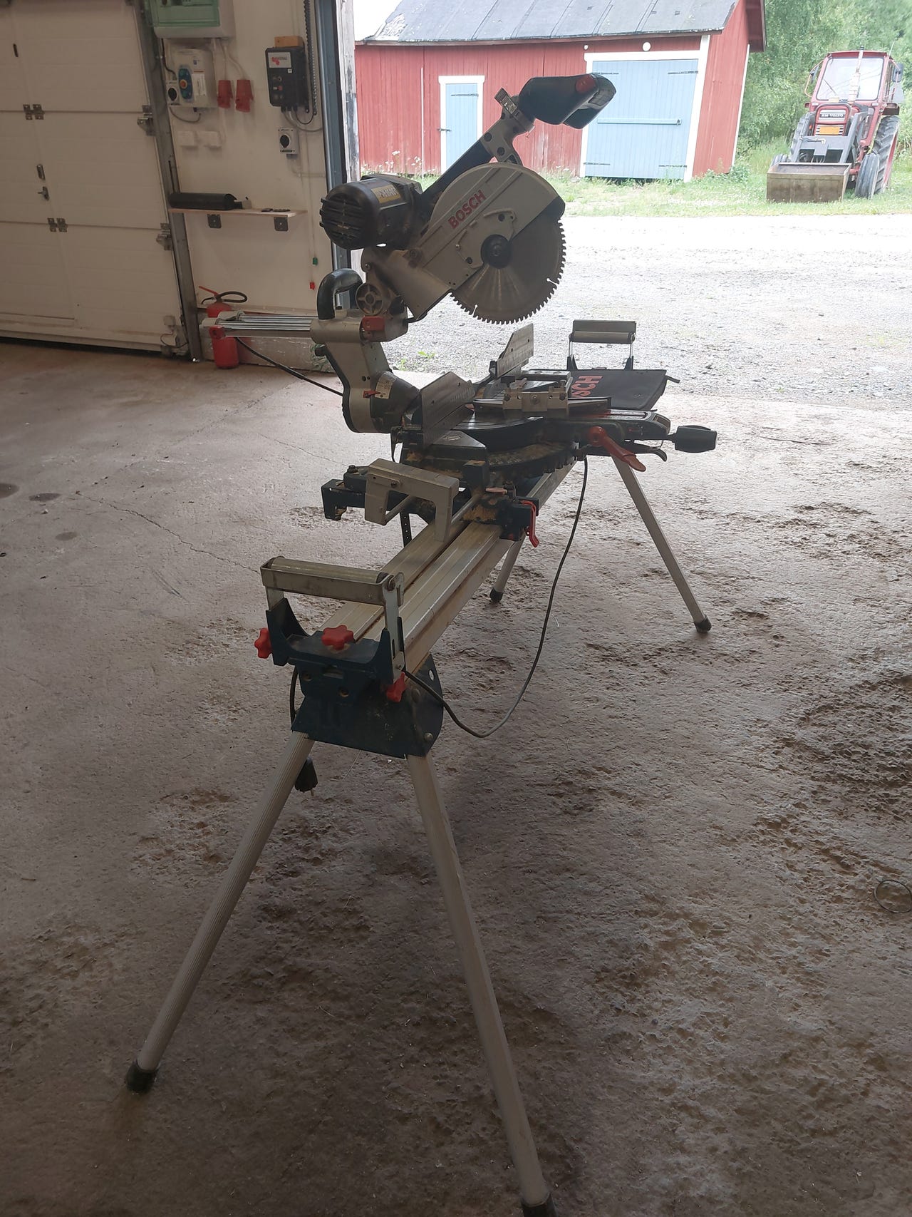 Bosch GCM 10 SD Professional katkaisusirkkeli jalustalla