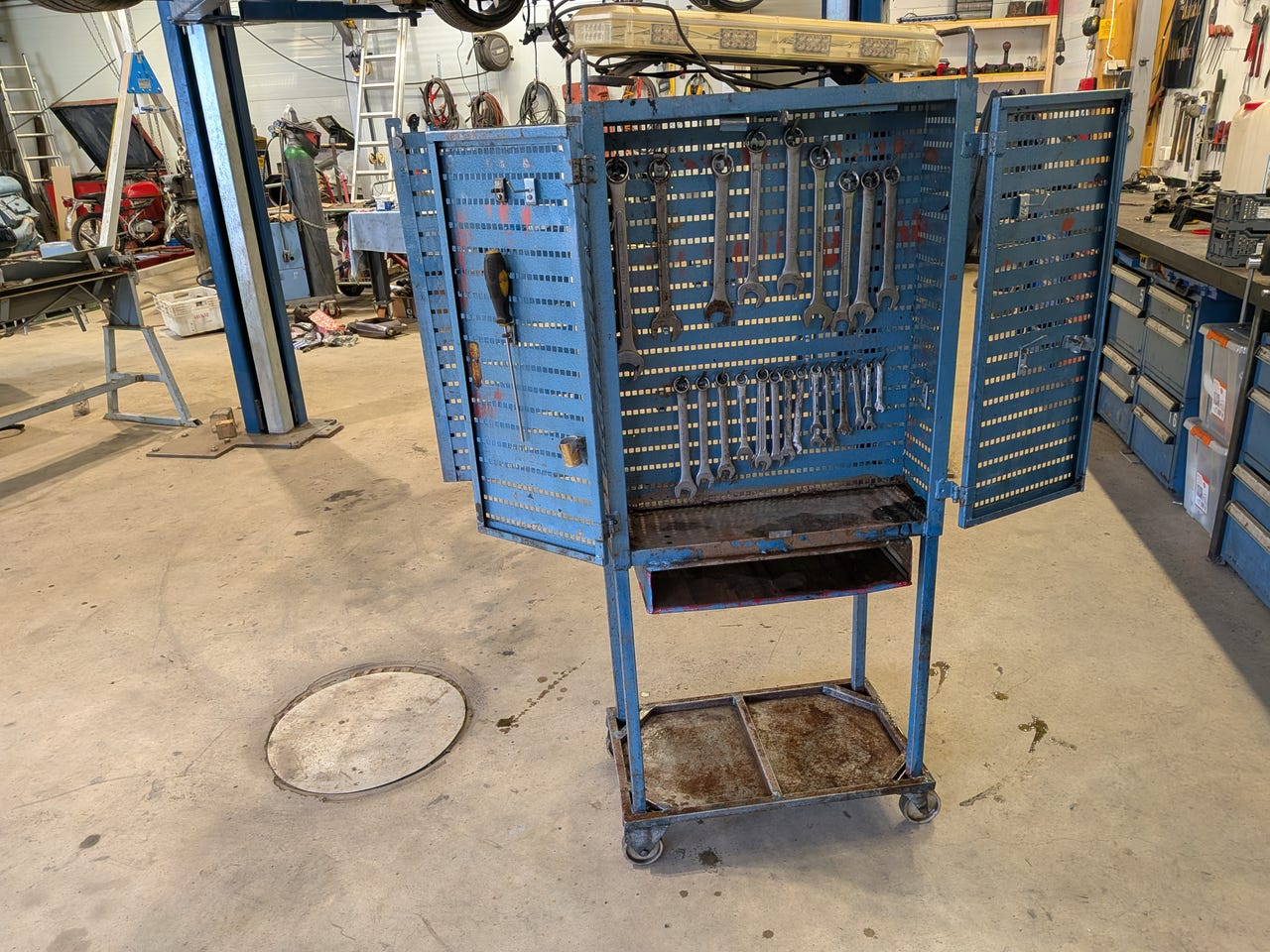 Sininen metallinen työkalukaappi pyörillä
