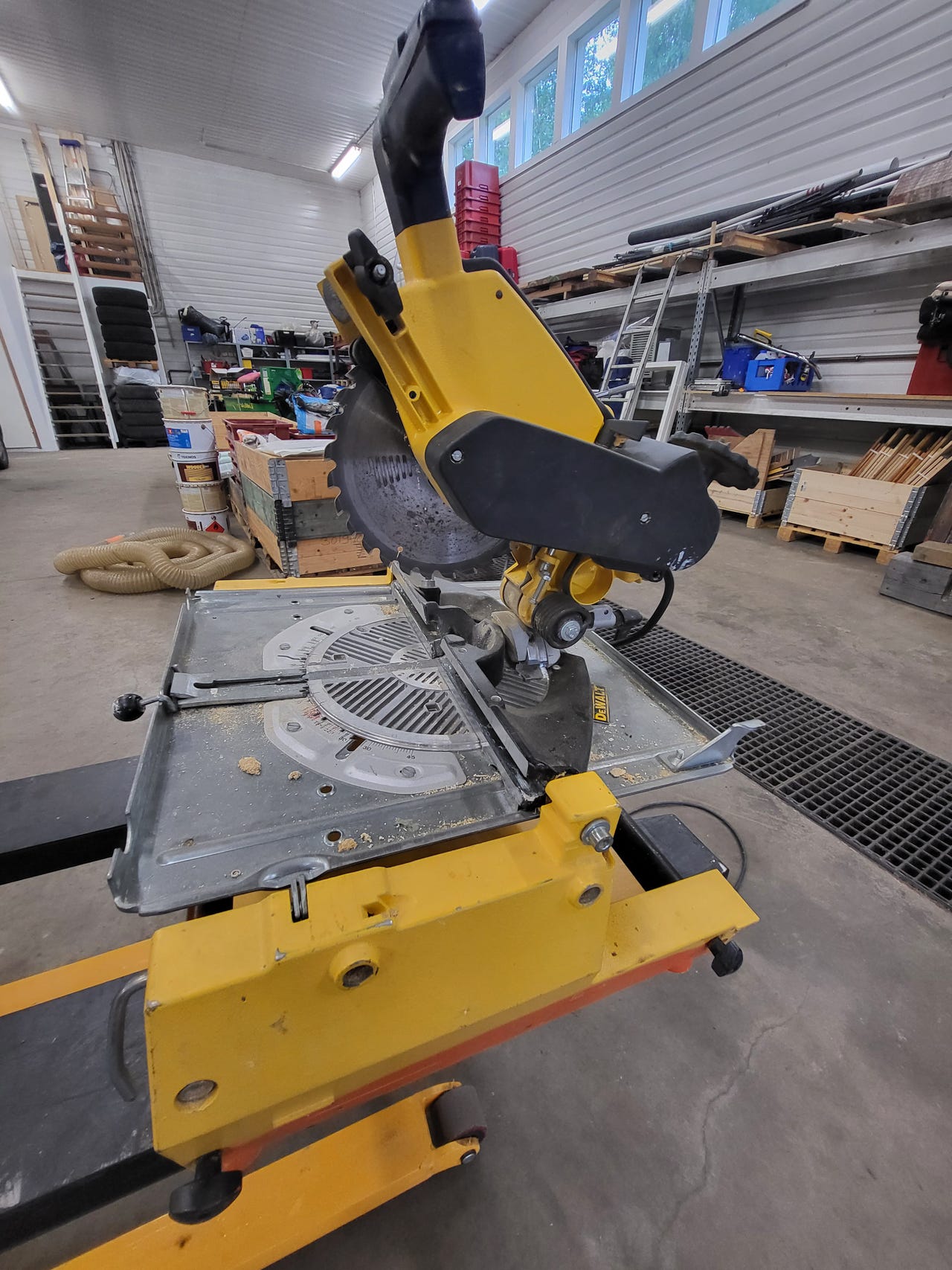DeWalt 742 katkaisu- ja pöytäsaha