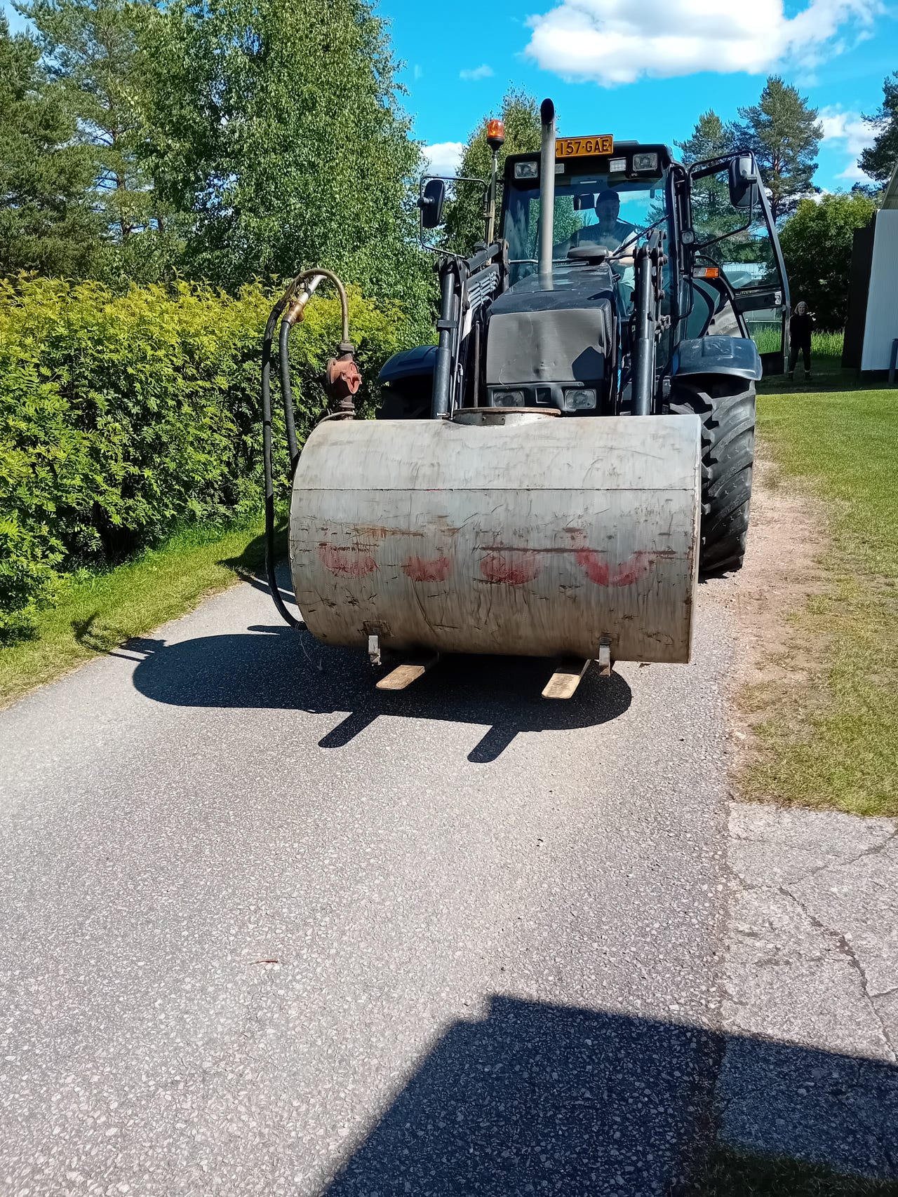Polttoainesäiliö käsipumpulla