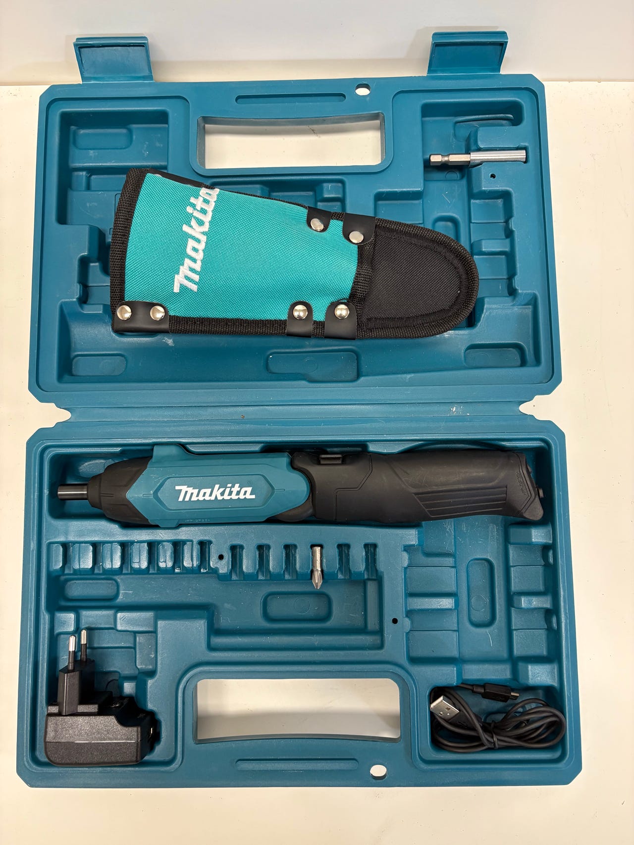 Makita DF001DW akkuruuvari laukussa