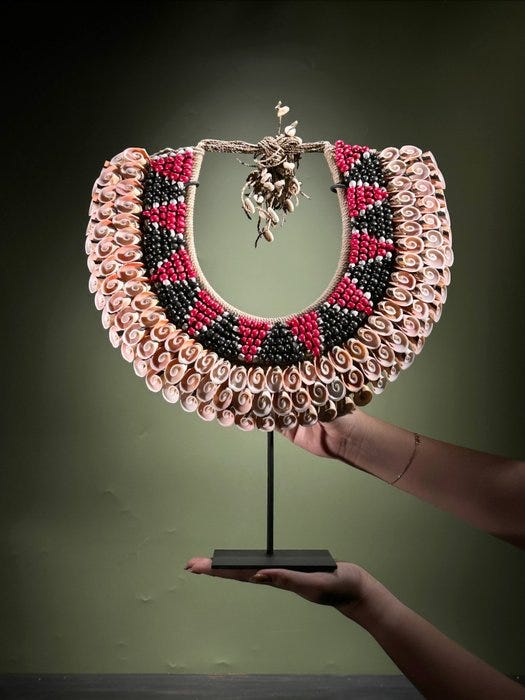 Koriste-esine - SN2 - Decorative shell necklace on a custom stand