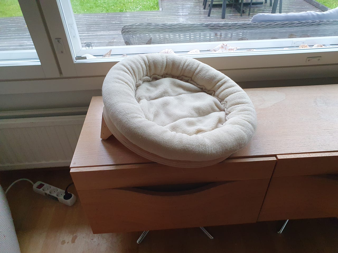 Kissan peti, seinälle asetettava