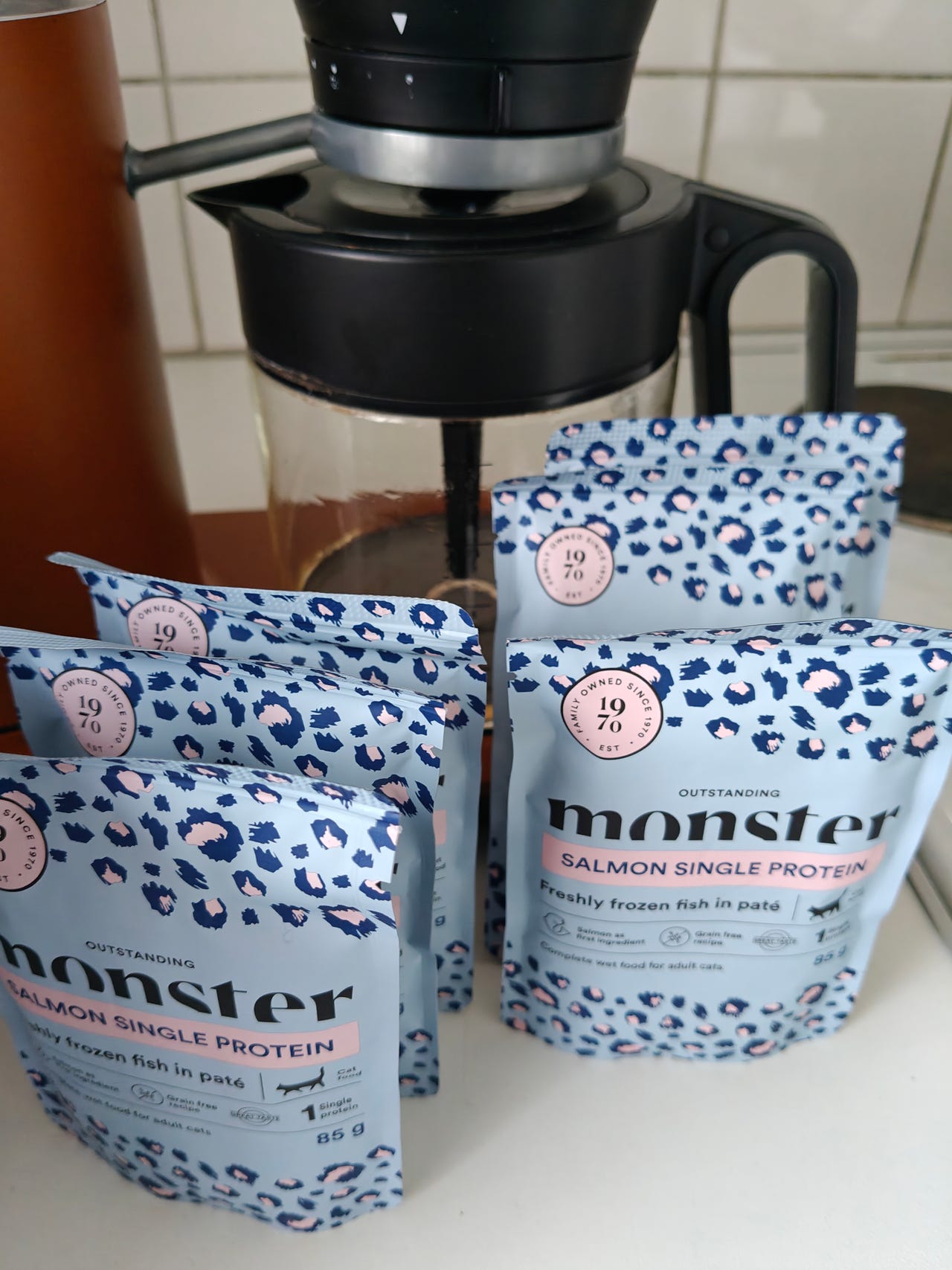 12 pussia Monster kissanruokaa