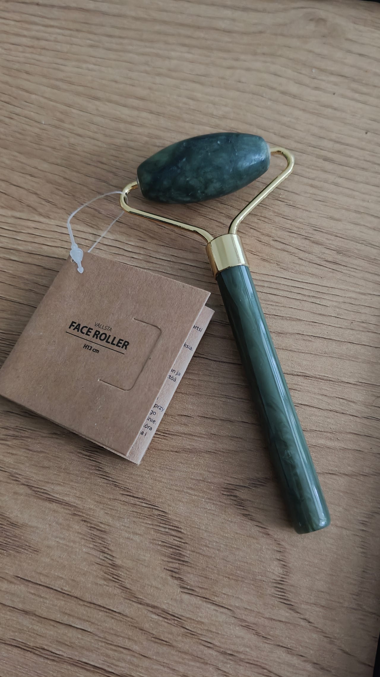 Vihreä face roller kasvorulla