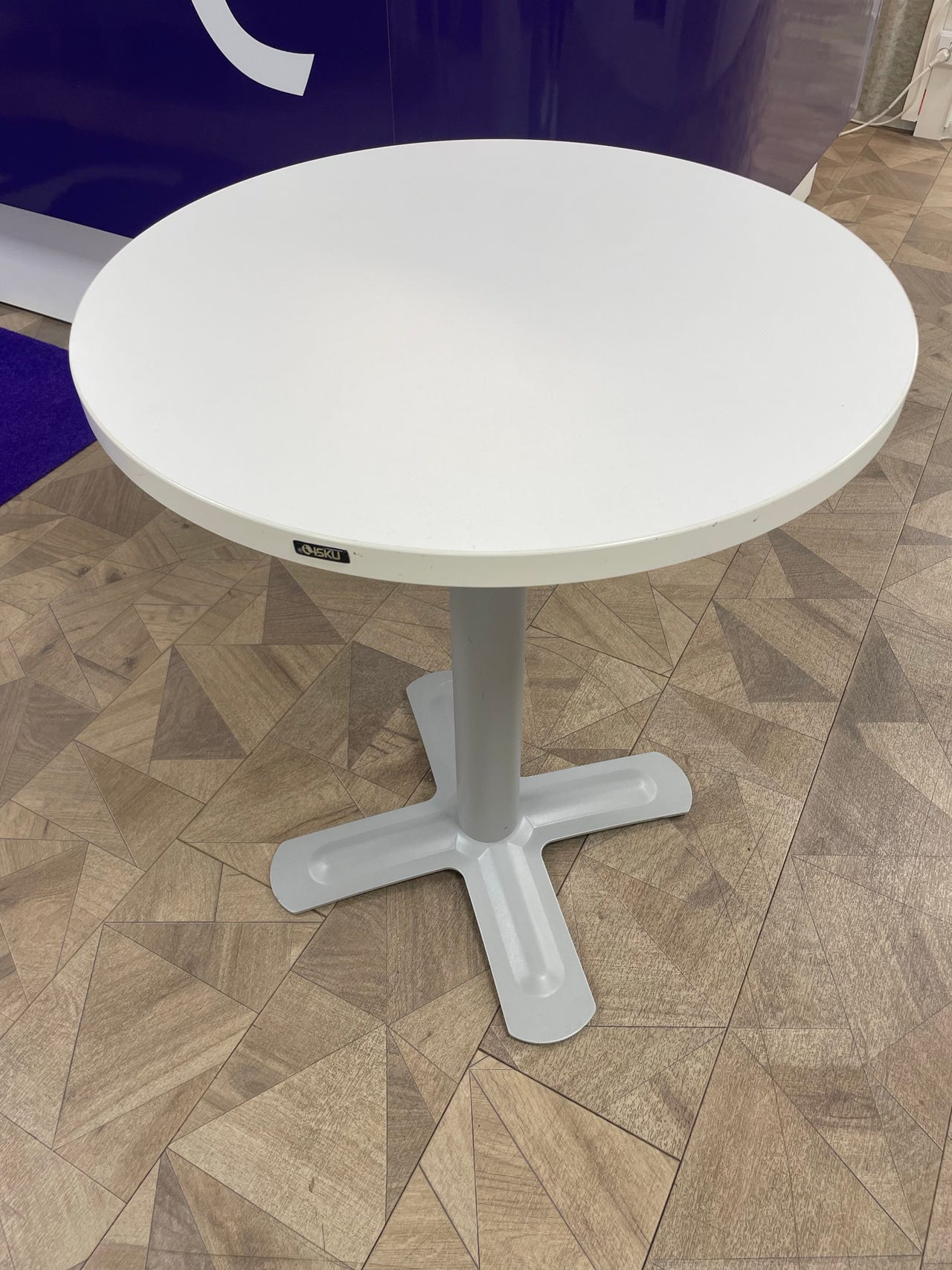 Isku 60 cm pöytä valkoinen