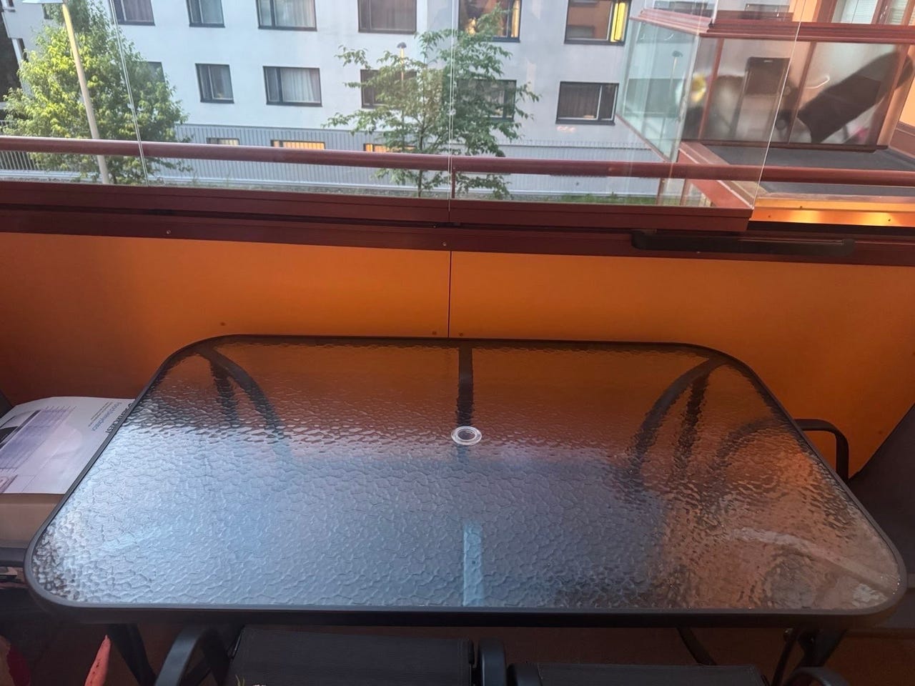 pöytä ja 4 tuolia