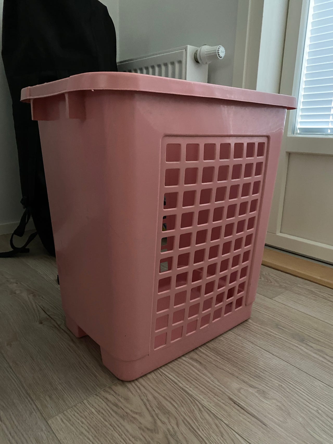 Vaaleanpunainen pyykkikori muovia