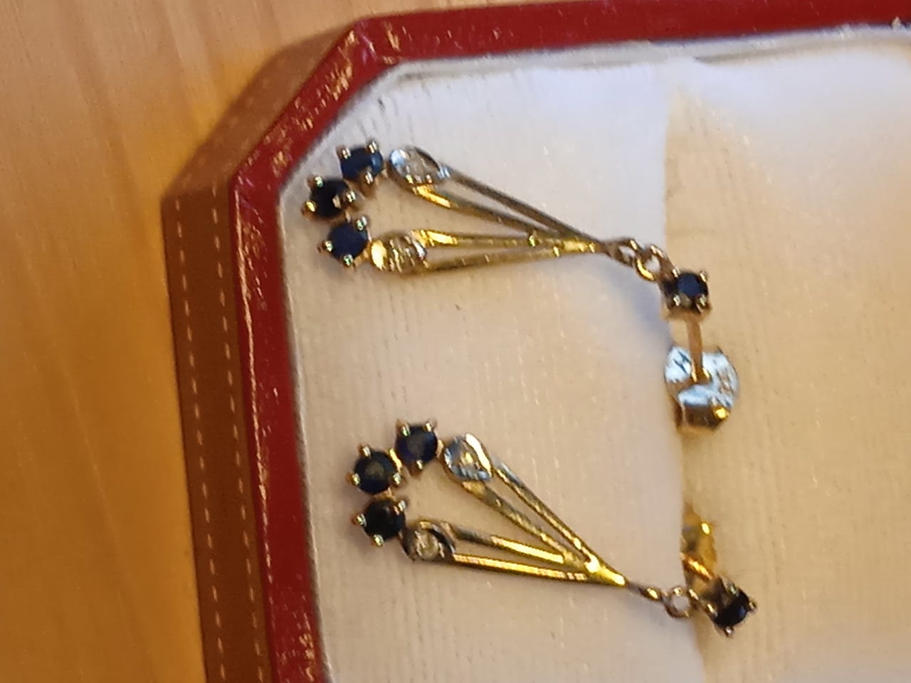 kultaiset korvakorut ja sormus