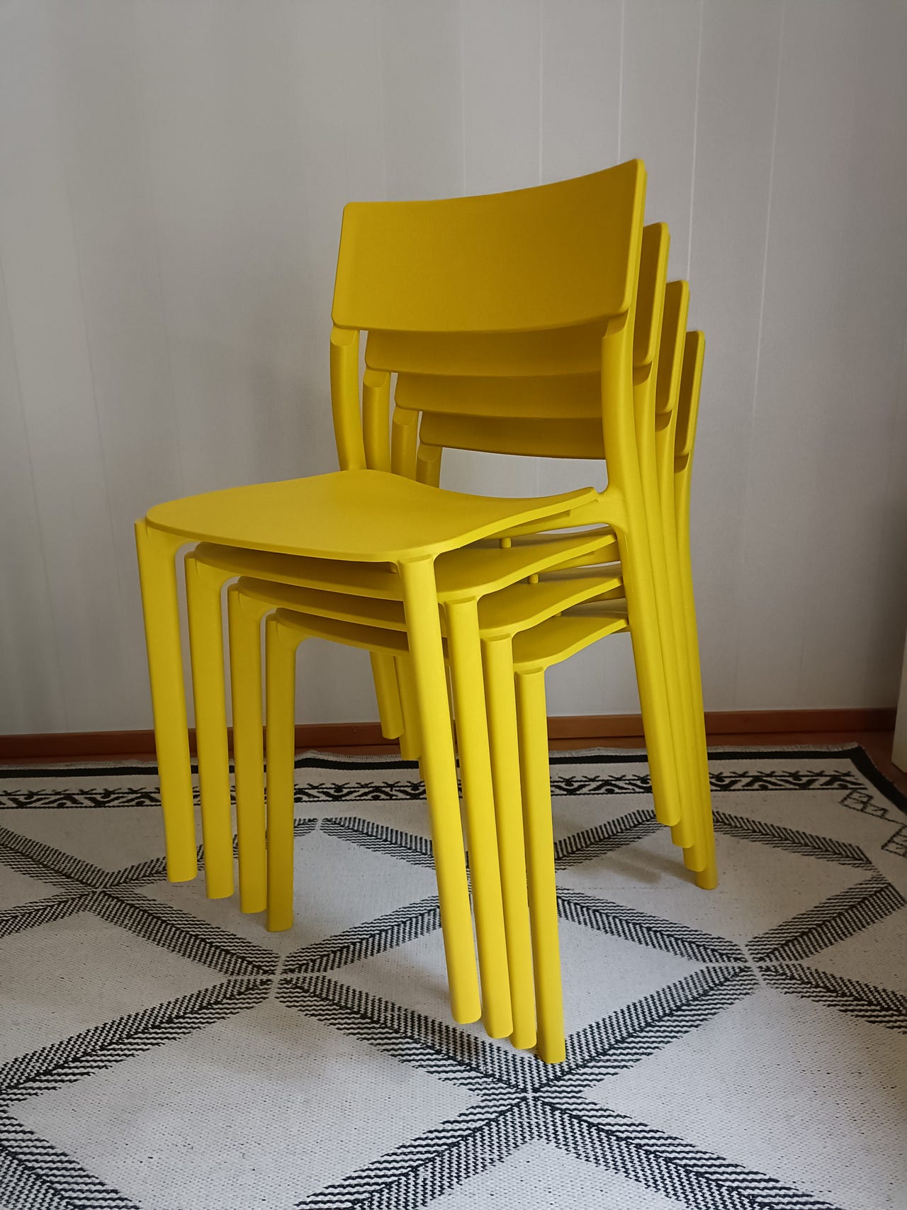 Neljä Ikea Janinge tuolia