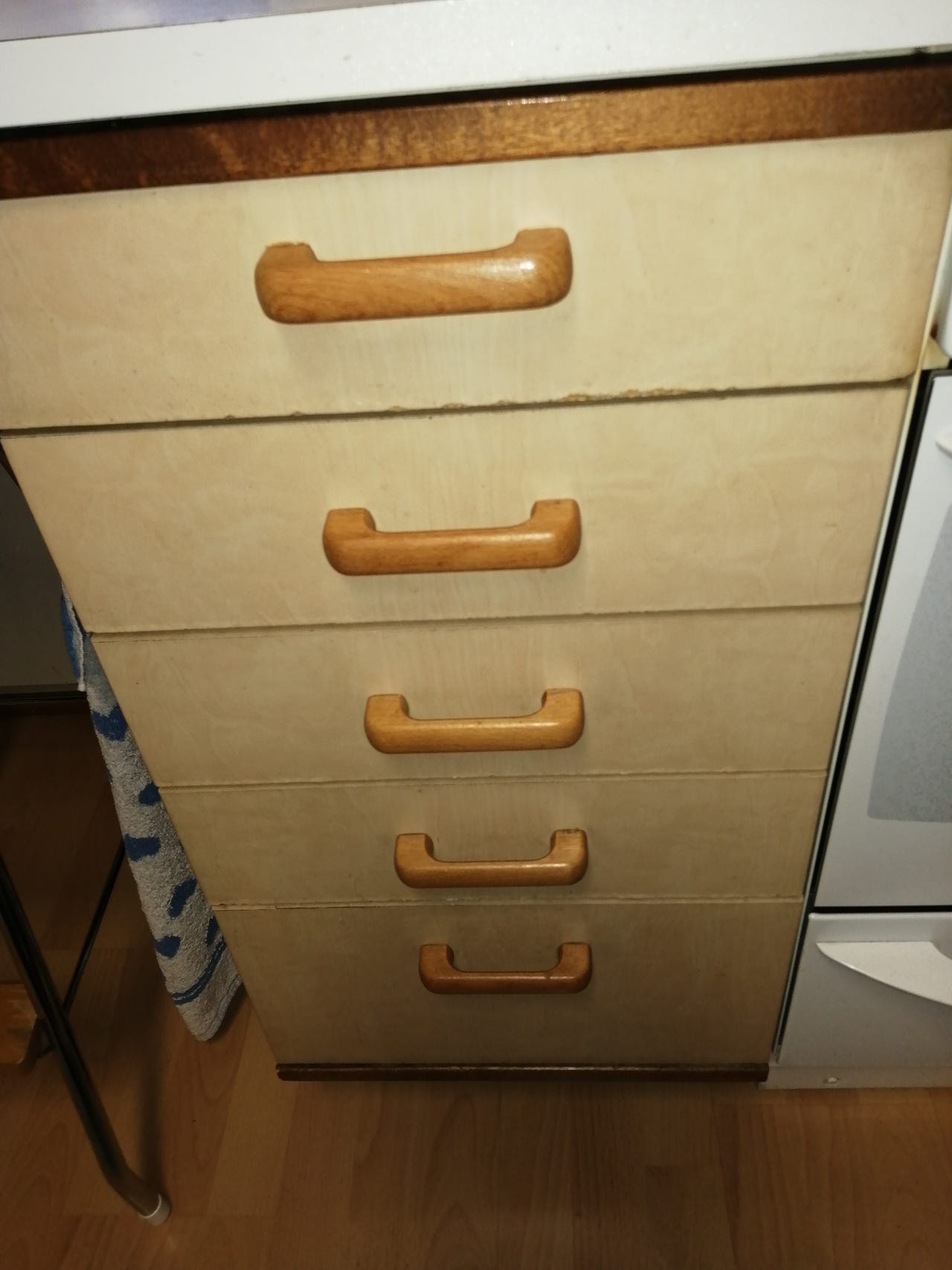 Keittiön vetolaatikostoa etsin