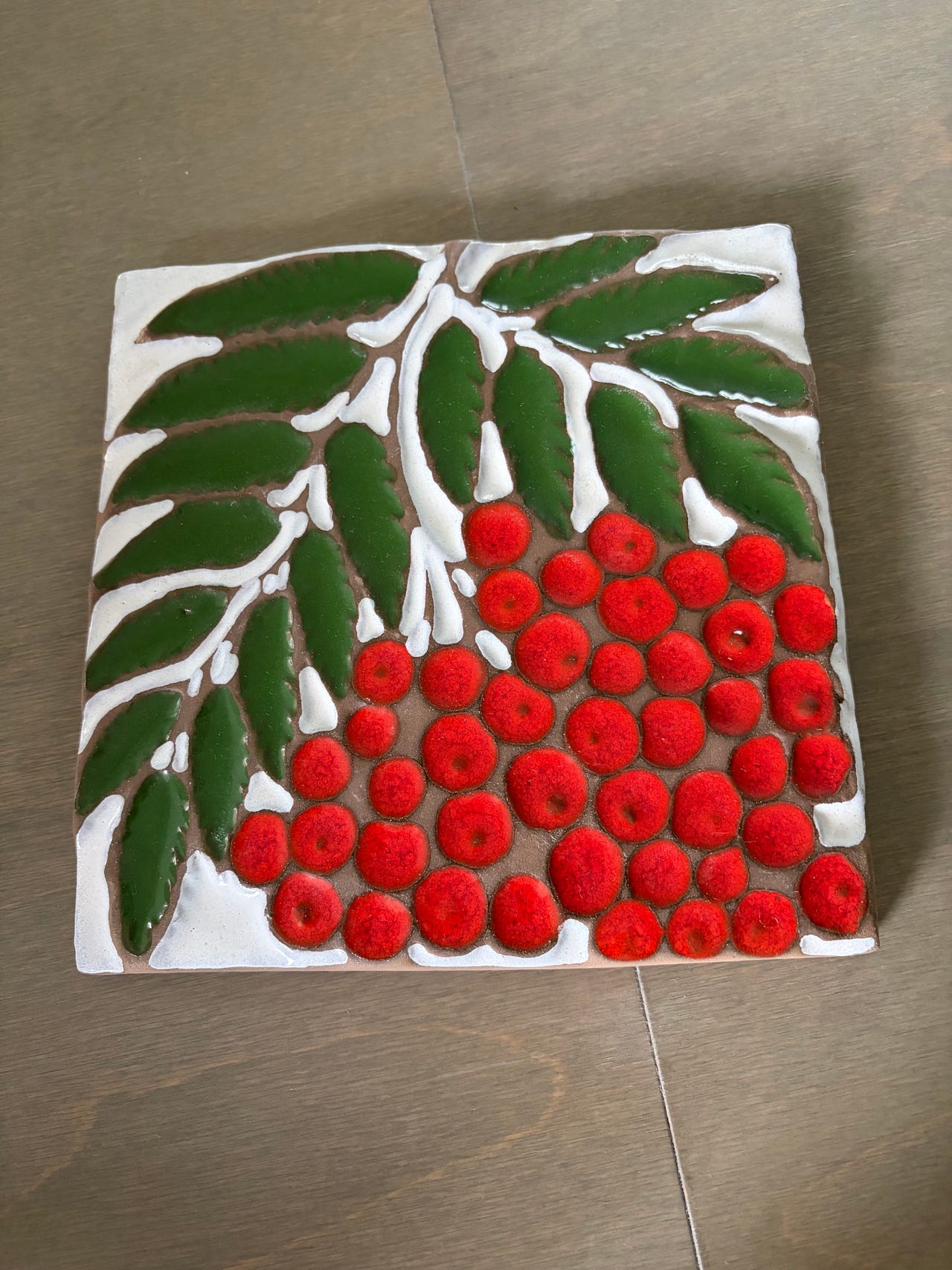 Seinälaatta pihlajanmarja-aiheella