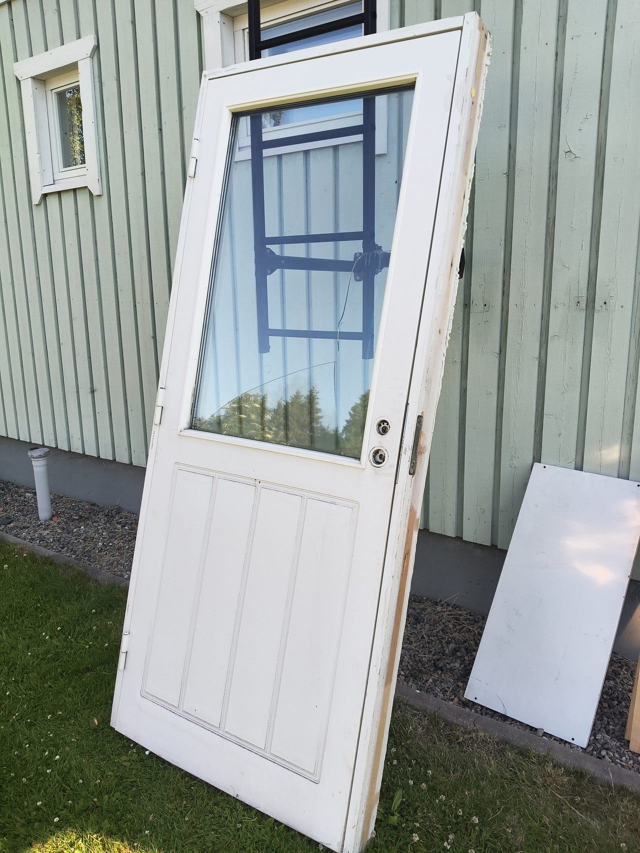90x210 Valkoinen ulko-ovi isolla ikkunalla