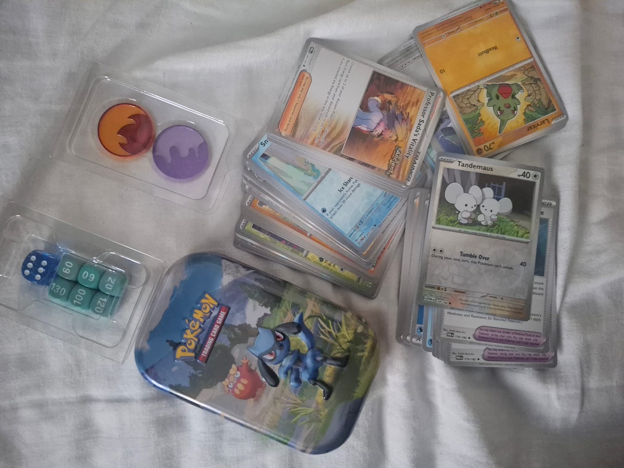 Pokemon kortit + tin