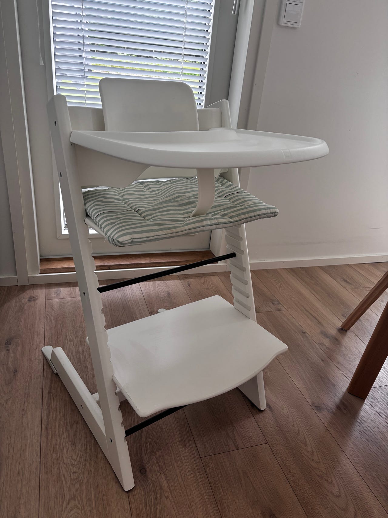 Stokke Tripp Trapp -syöttötuoli Baby Setillä ja istuinpehmusteell