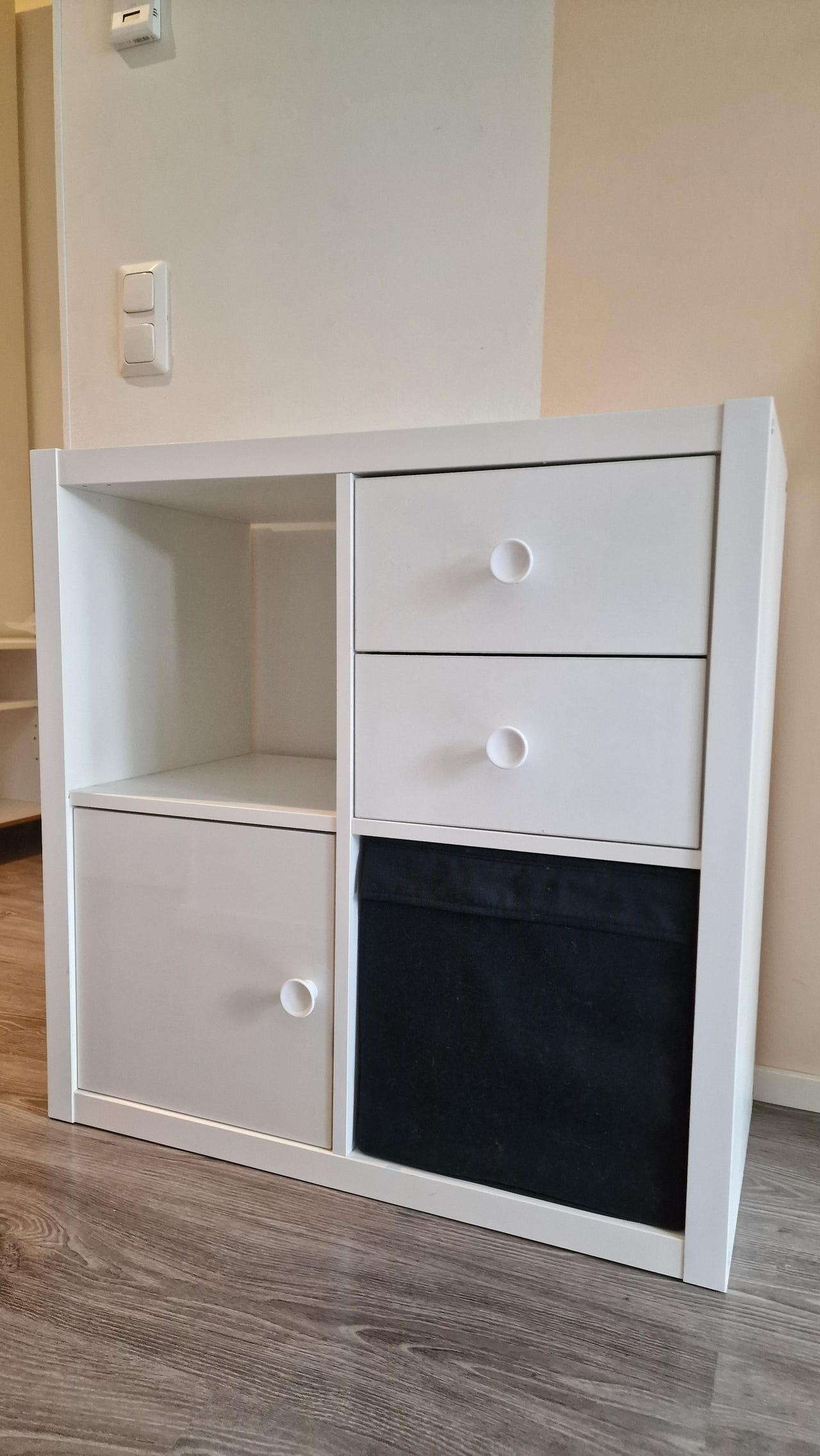 IKEA Kallax 2x2 laatikolla