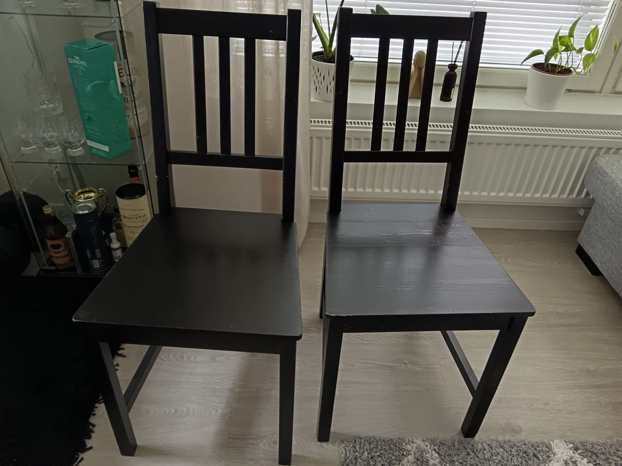 Annetaan kaksi tuolia