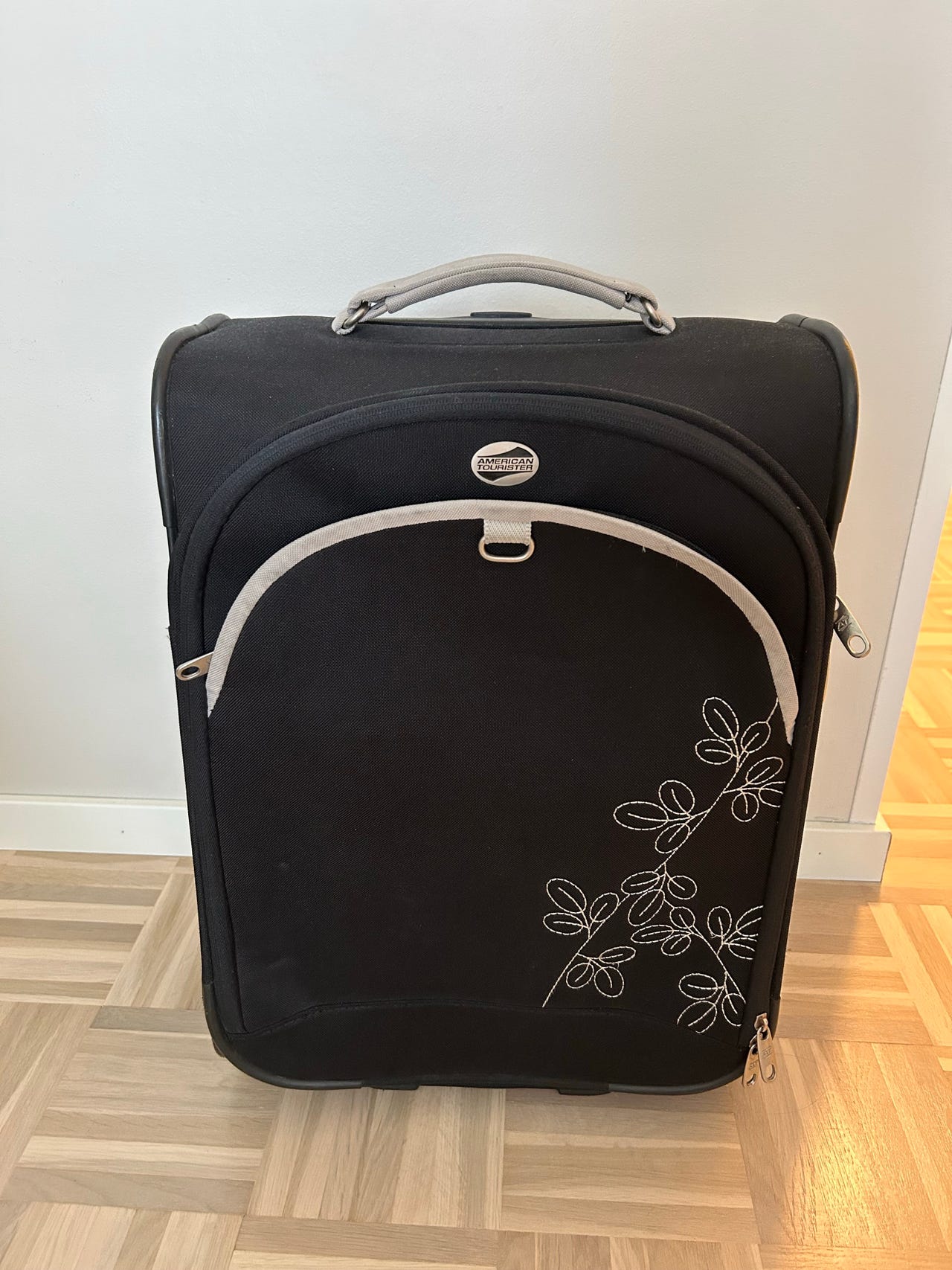 American Tourister matkalaukku / vetolaukku