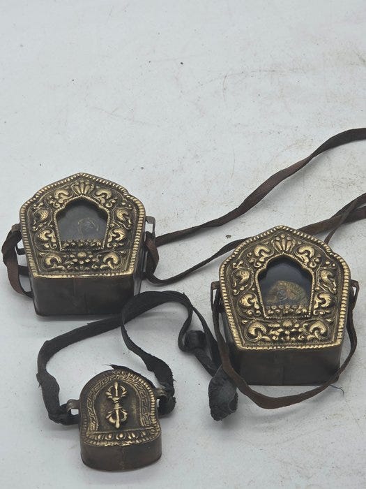 Pyhäinjäännöslipas (3) - Metalli - 1960-1970 - Kolme Gau-amuletti