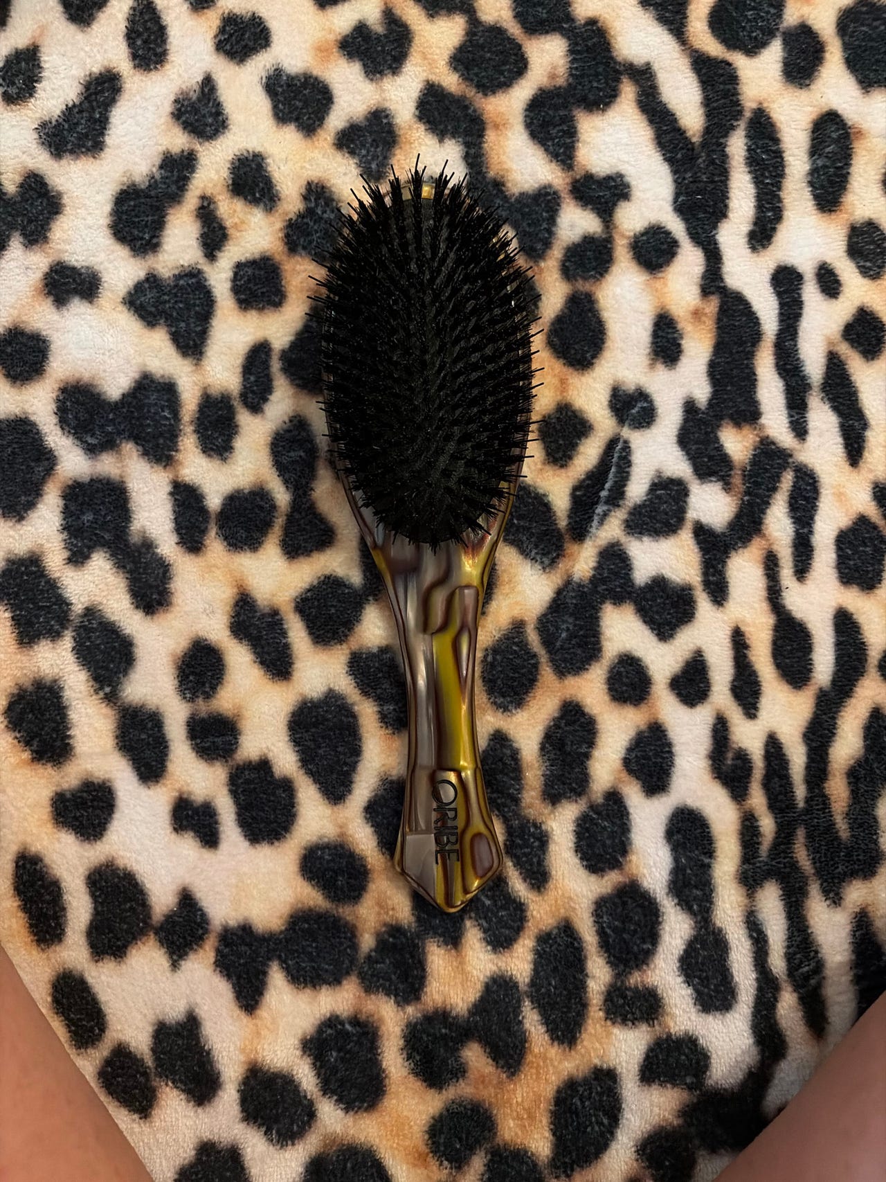 Oribe hiusharja ja Lush Super Milk hiustuote