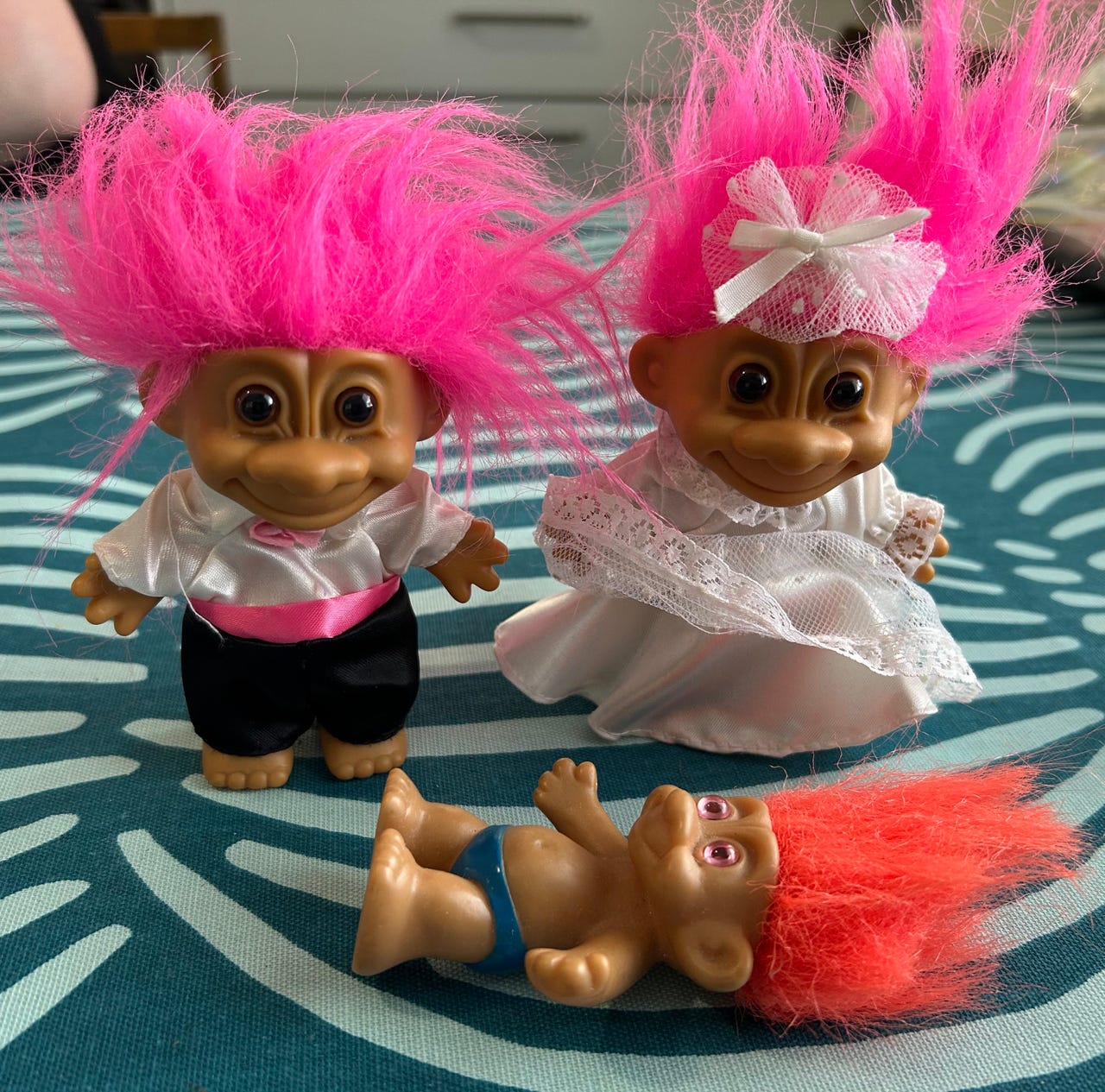 Trolls trollinuket pinkeillä hiuksilla