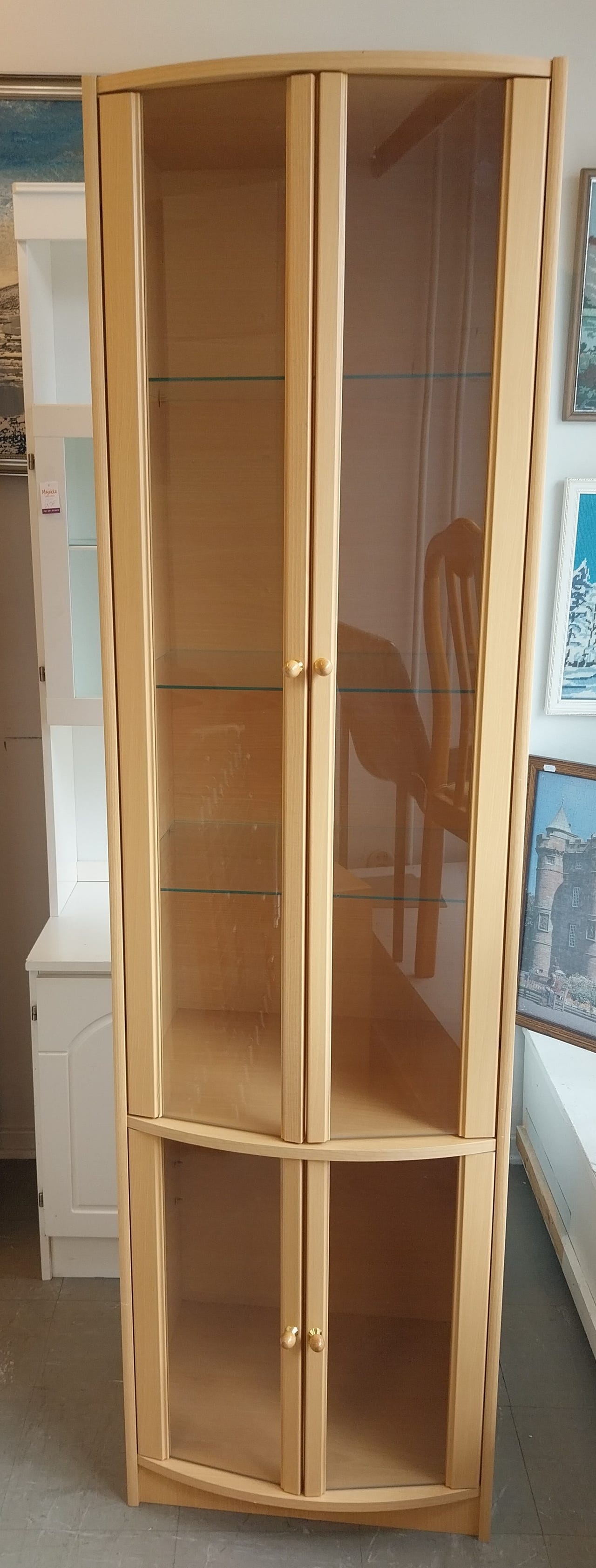 Kapea ja korkea vitriinikaappi