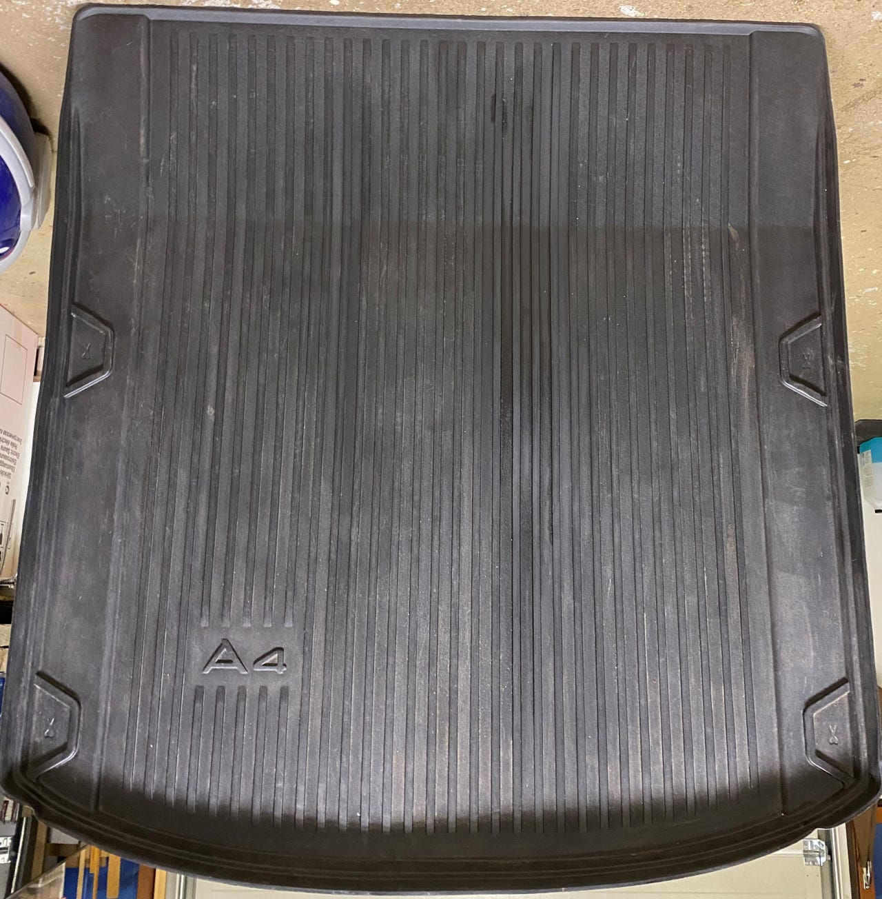 Audi A4 tavaratilan suoja