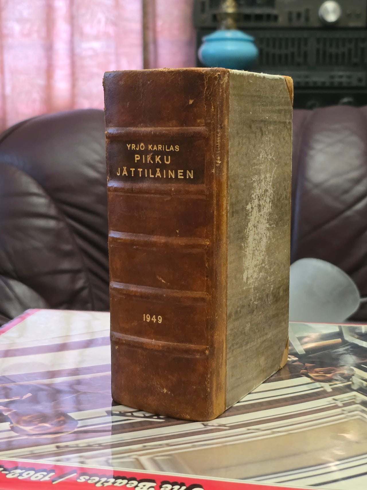 Pikku jättiläinen -tietokirja 1949 nahkakantinen