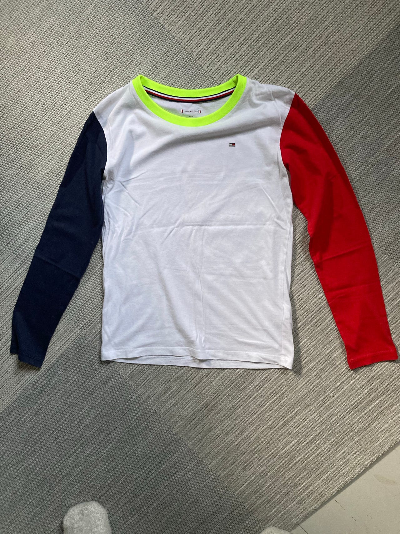 Tommy Hilfiger pitkähihainen paita koko 152 kirjava unisex