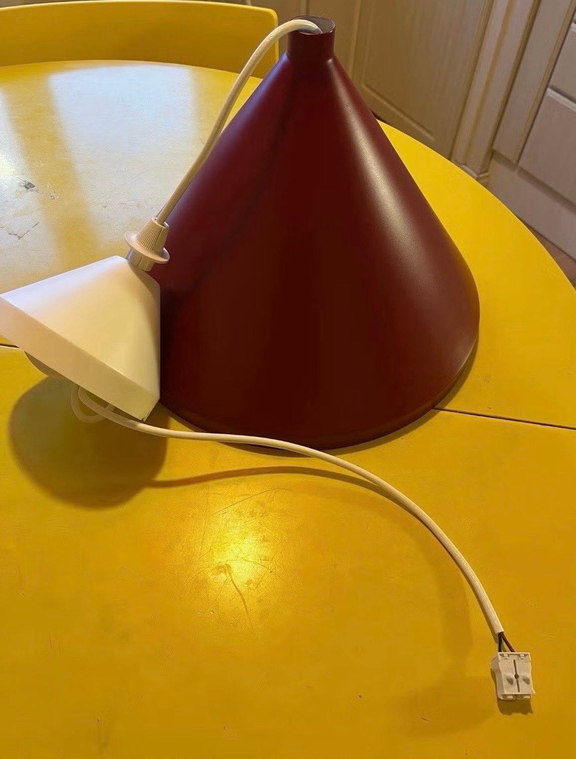 Ikean punainen metallinen kattovalaisin