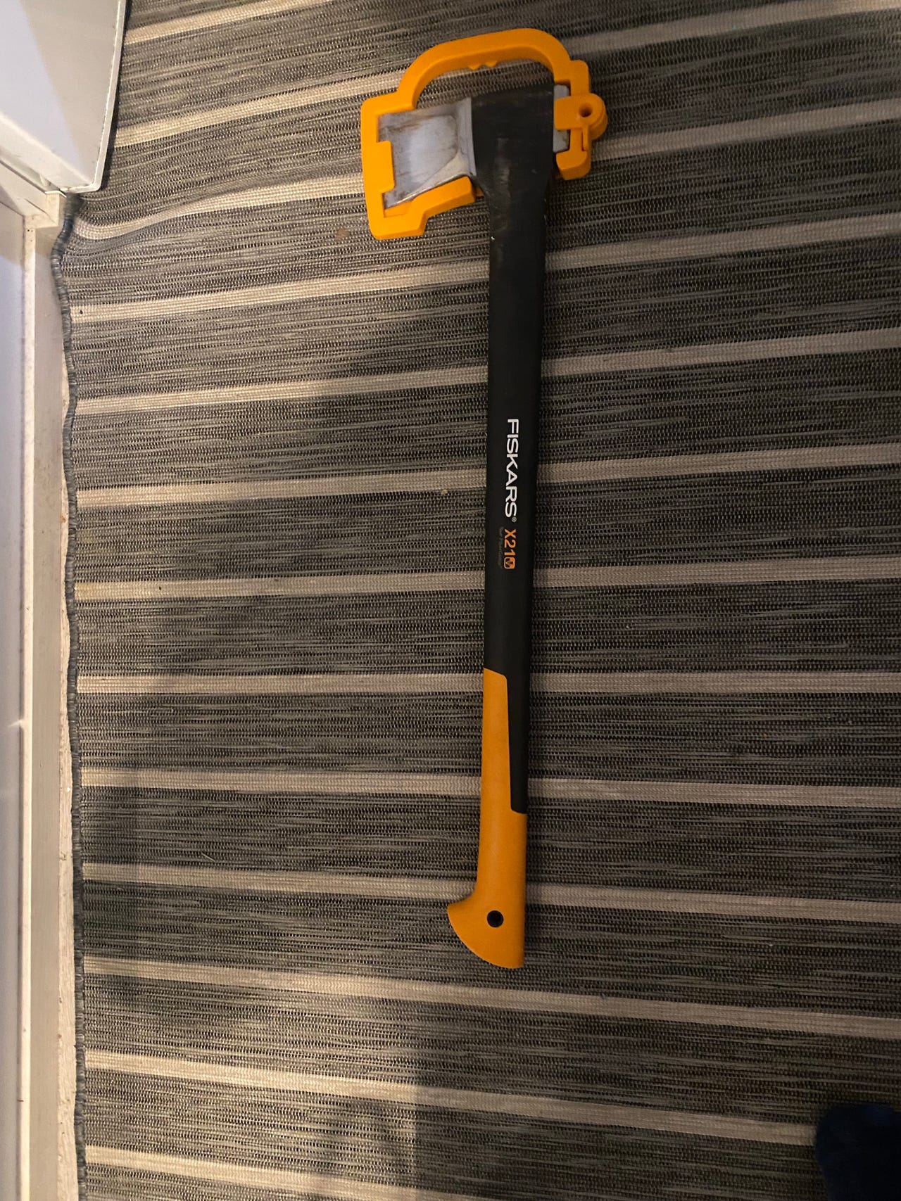 Fiskars X21 kirves musta/oranssi