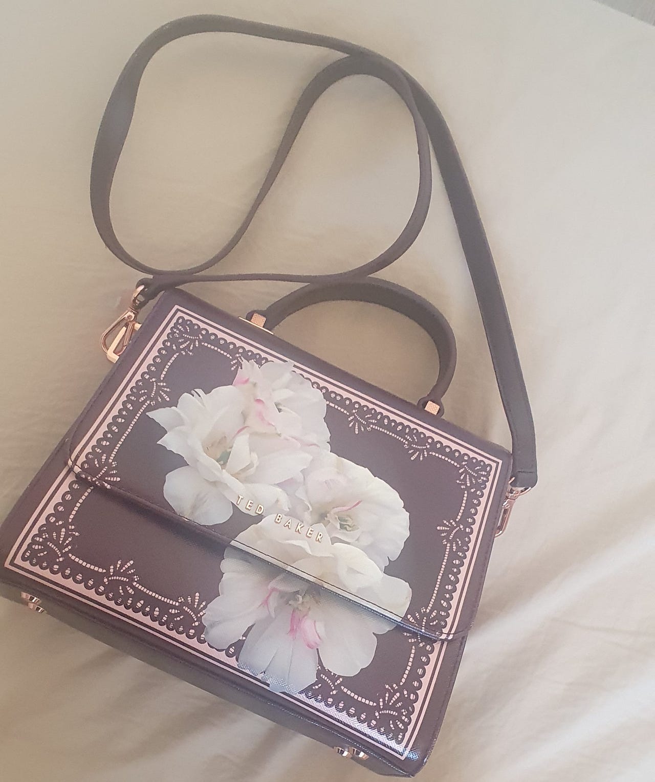 Ted Baker olkalaukku