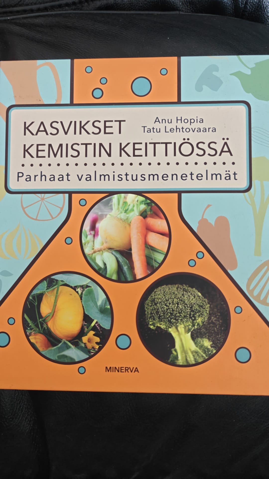 Lehtovaara, Hopia: Kasvikset kemistin keittiössä-keittokirja