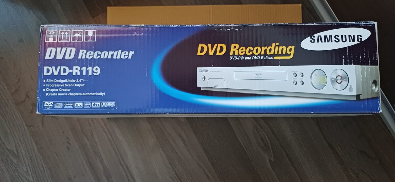 DVD + kaukosäädin