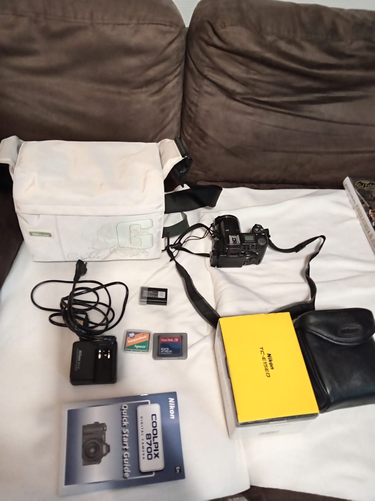 Nikon Coolpix 8700 digikamera ja kaikki mitä kuvassa on, tarvii U