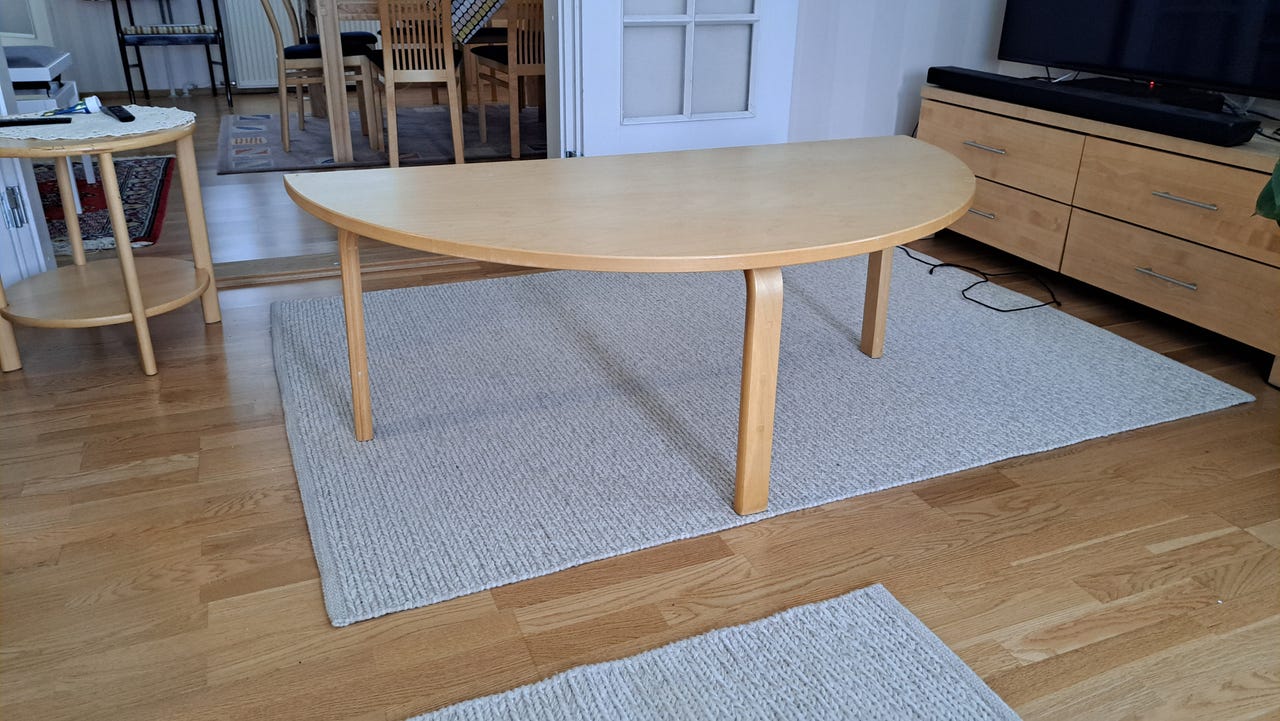 Koivuviilutettu pöytä
