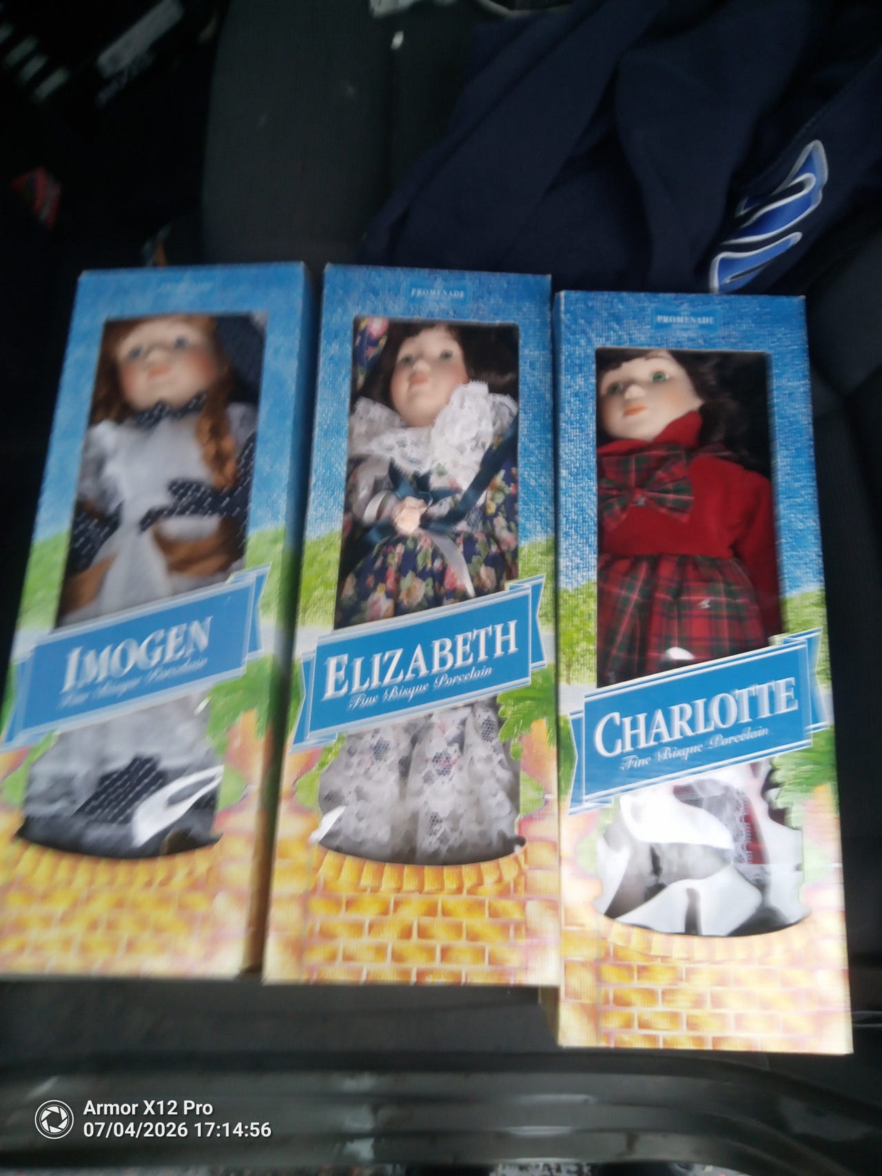 Imogen, Elizabeth ja Charlotte posliininuket laatikoissa