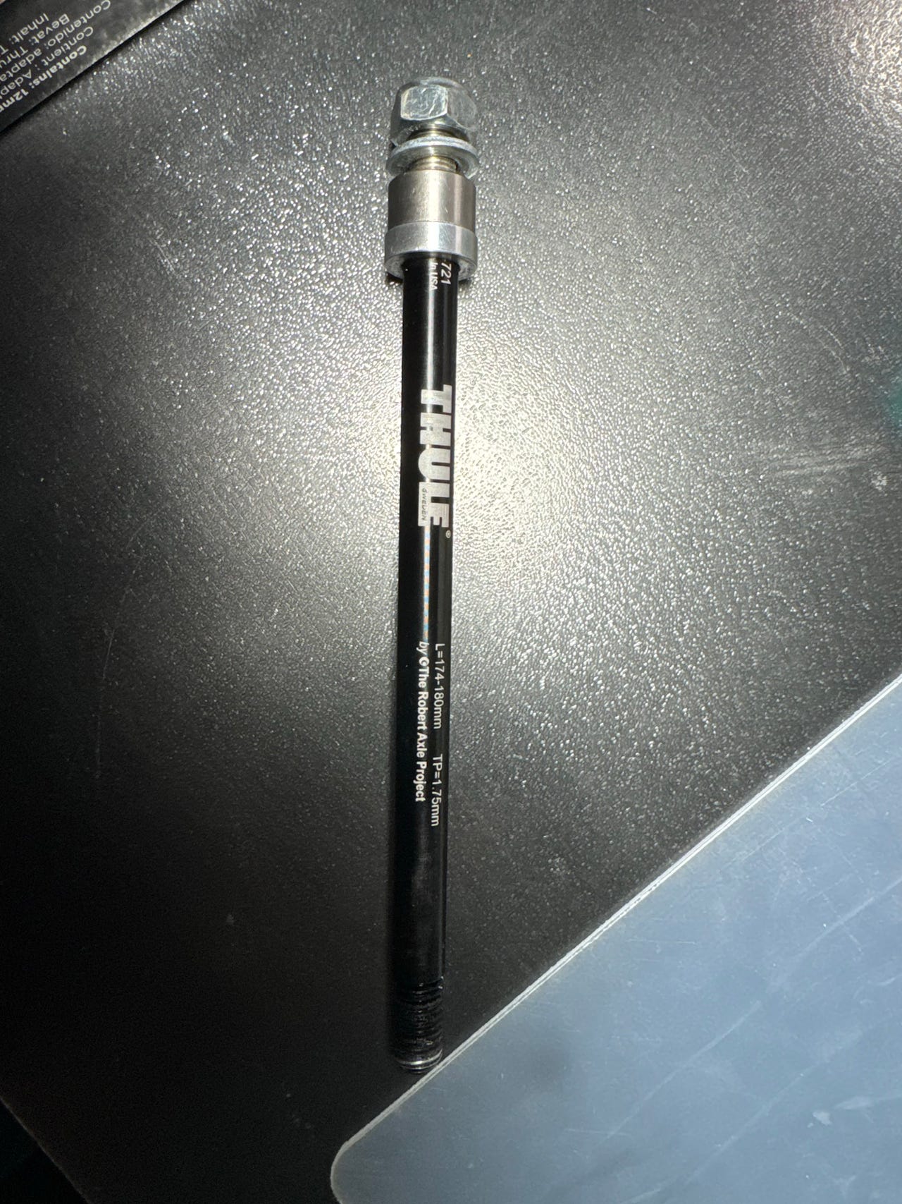 Thule thru axle pyöräkärryn akseli L=174–180 mm TP=1.75 mm musta