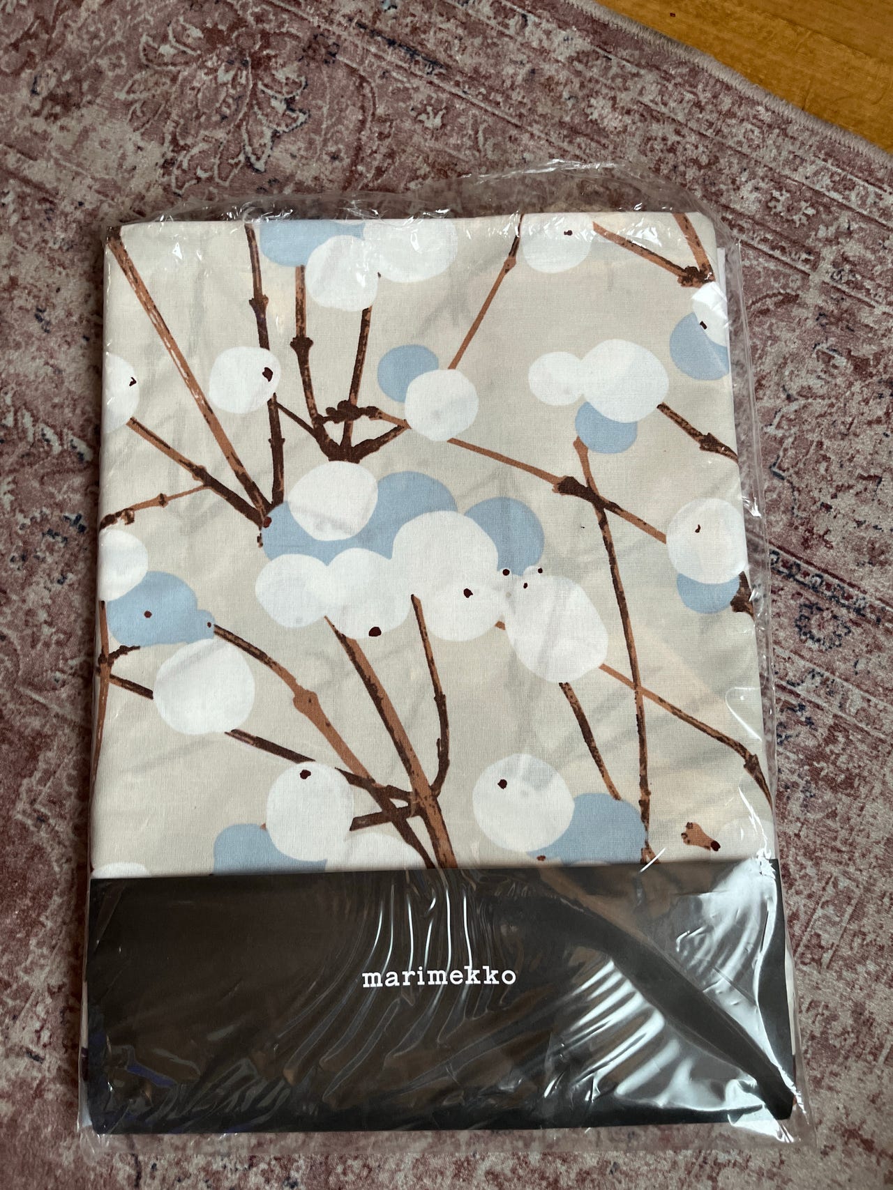 Marimekko Lumimarja-pöytäliina, puuvillaa