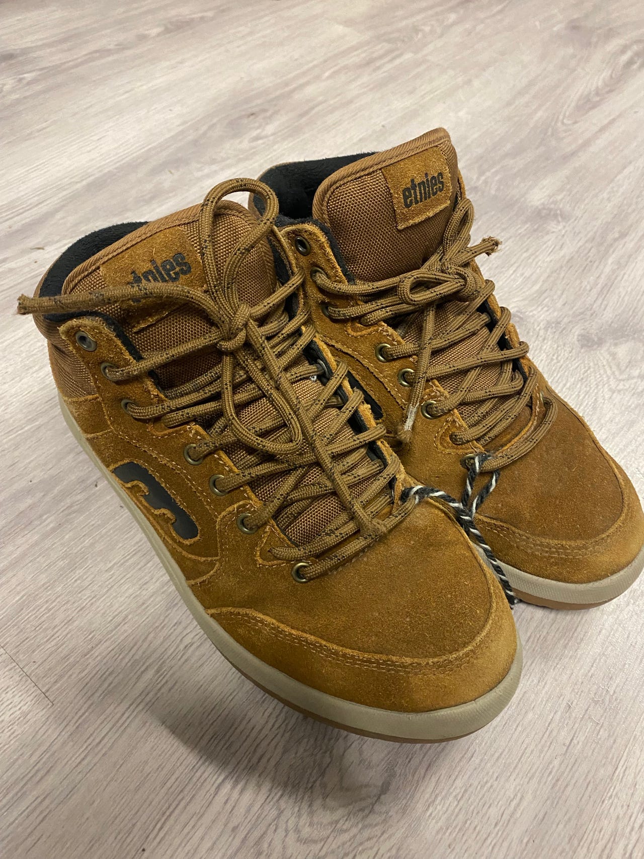 Etnies talvitennarit