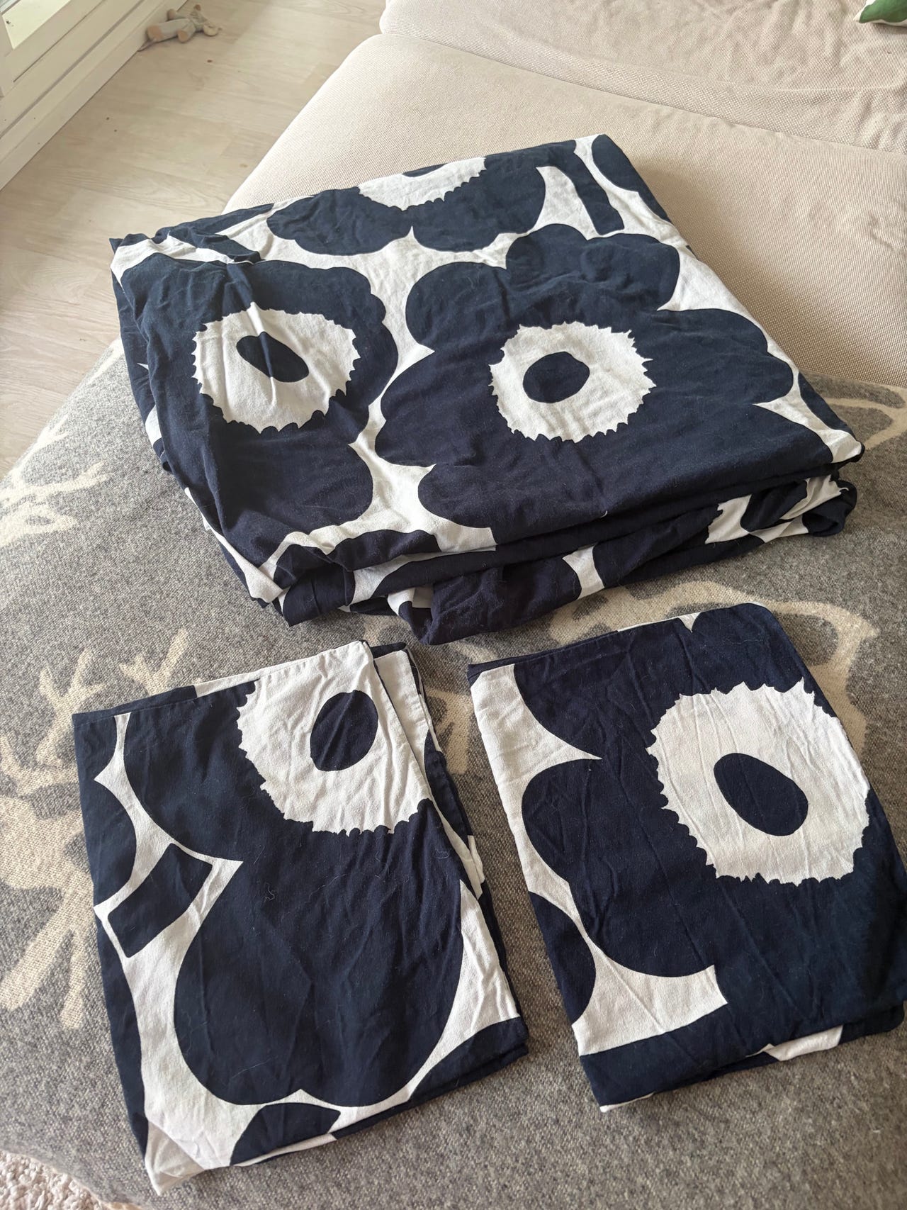 Marimekko Unikko parivuoteen pussilakanasetti tummansininen-valko